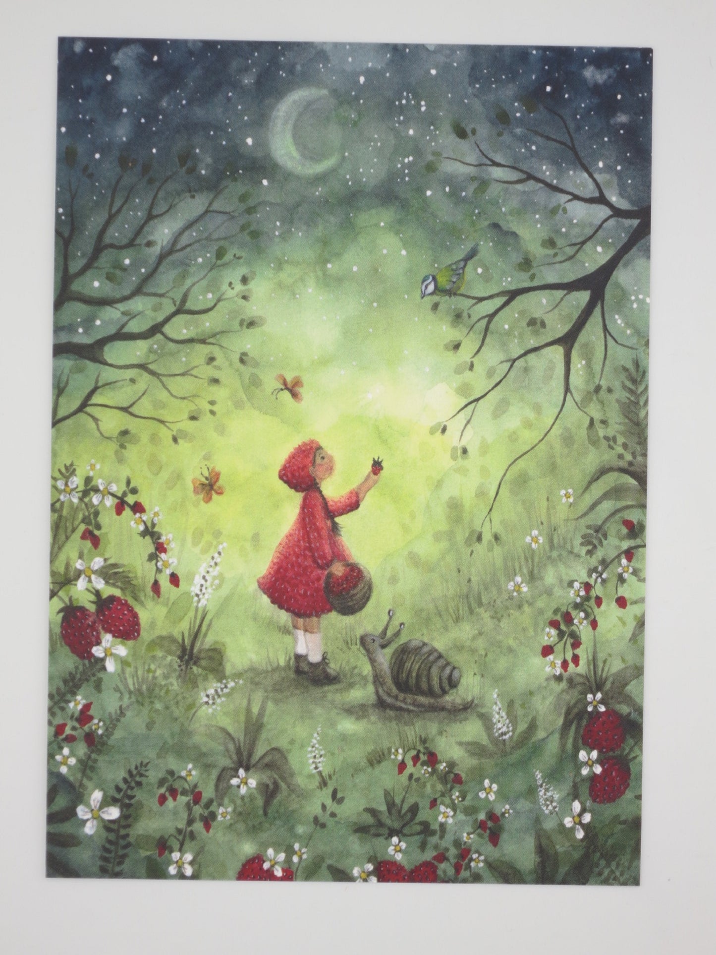 Postkarte Erdbeer Traum: Kind sammelt Erdbeeren bei Mondschein mit Schnecke, Illustration von Bijdehansje
