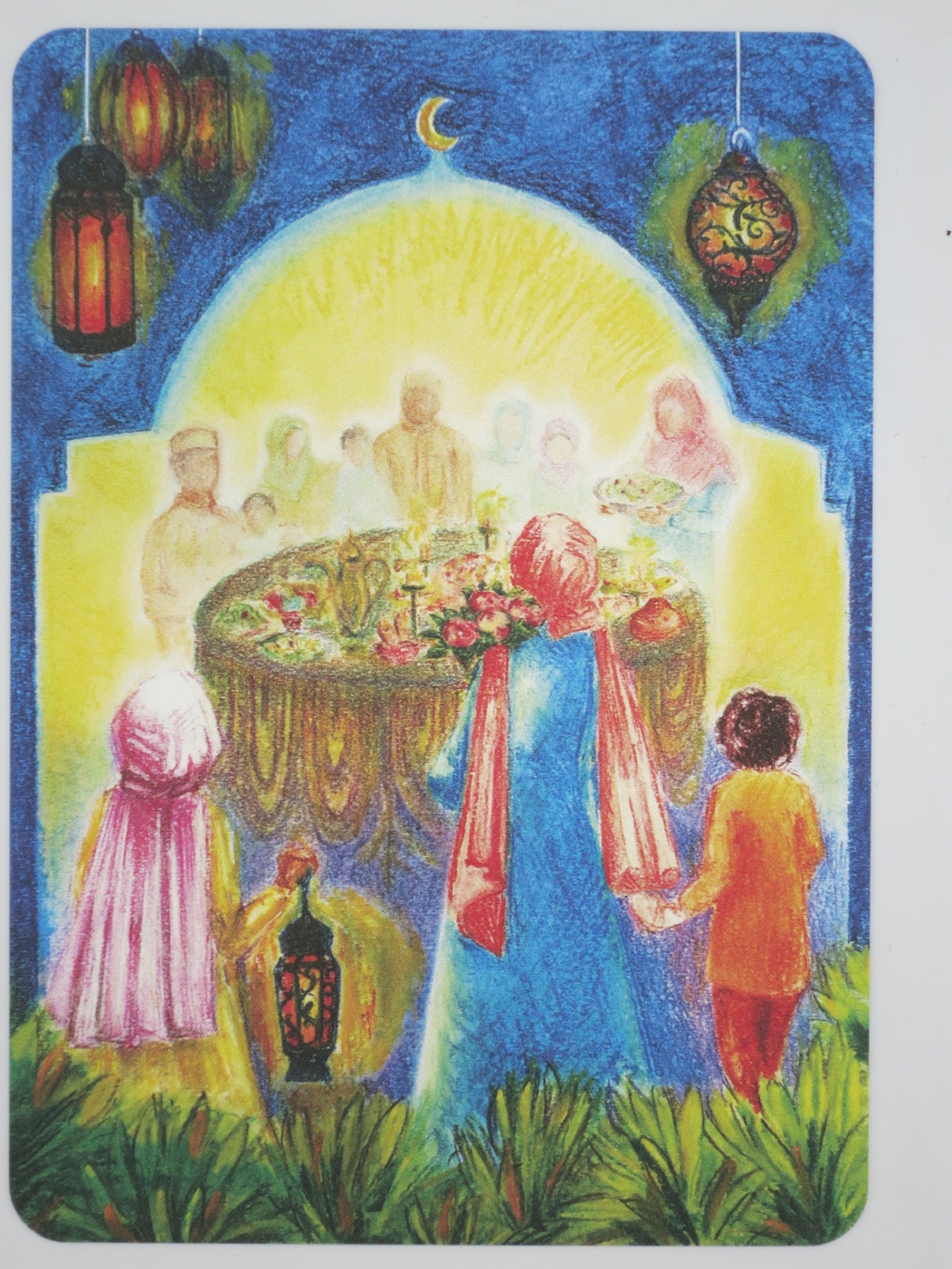 Postkarte Fastenbrechen von Geertje Kapteijns: Familie beim Iftar mit Laternen und Mondsichel