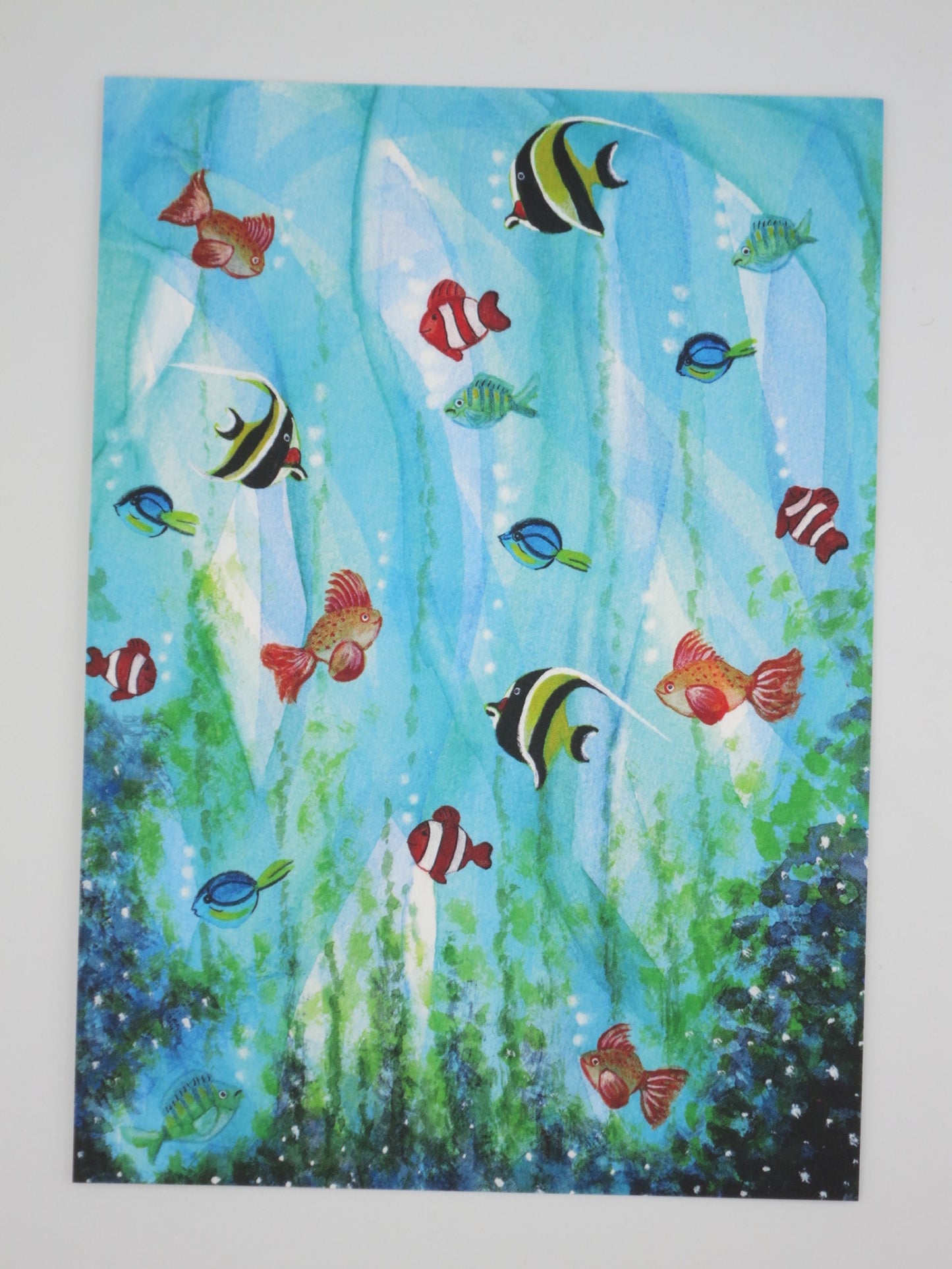 Postkarte Fische: bunte Riff-Fische wie Clownfisch und Wimpelfisch im Meer, Aquarell von Bijdehansje