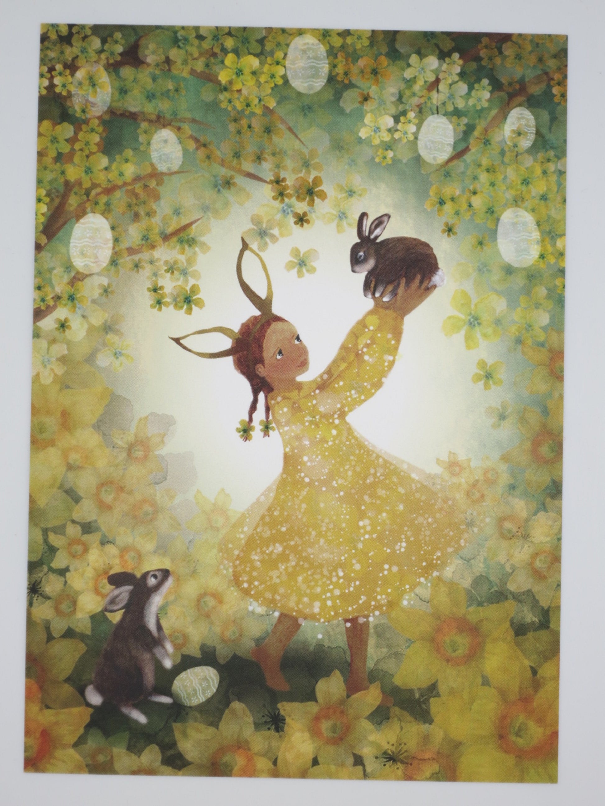Postkarte Froehliche Ostern von Bijdehansje: bluehender Zweig mit Ostereiern