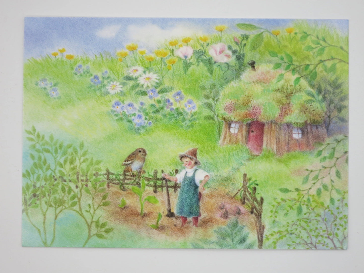 Waldorf Postkarte Fruehling von Monika Speck: Gartenzwerg pflanzt Setzlinge, Rotkehlchen schaut zu