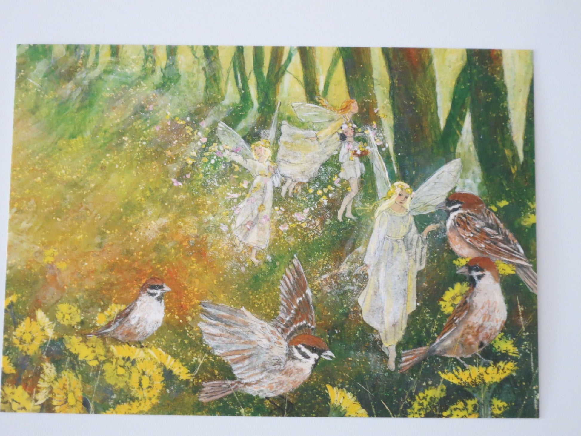 Waldorf Postkarte Fruehlingsfreuden PKFR200: Bluetenfeen streuen Bluetenblaetter im Wald zwischen Spatzen, Aquarell von Daniela Drescher