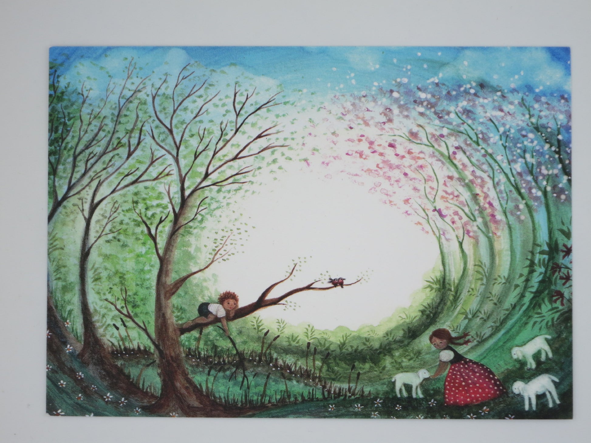 Postkarte Fruehlingszeit von Bijdehansje: Junge mit Voegeln und Maedchen mit Laemmern