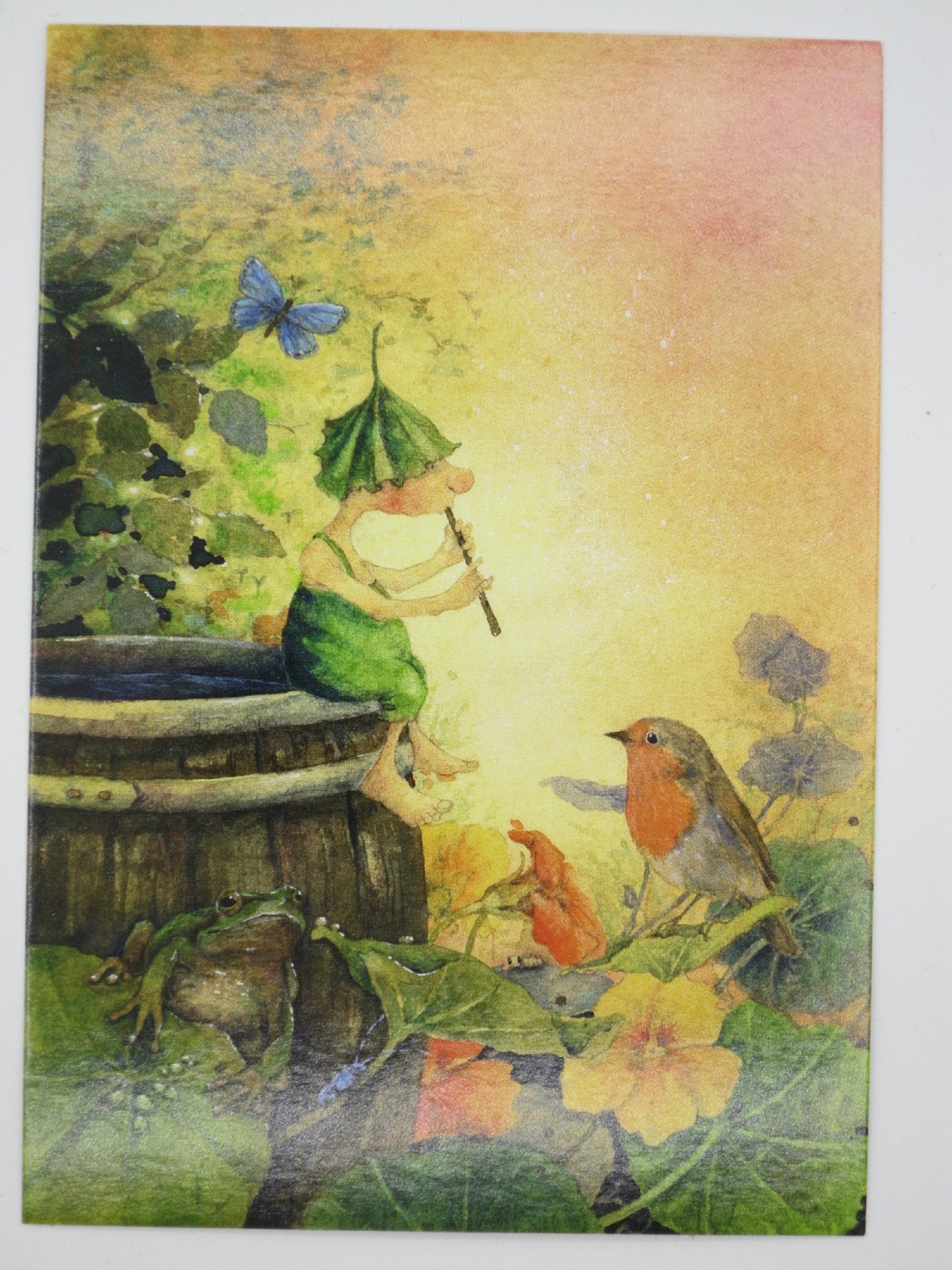 Postkarte Giesbert flötet Detailansicht: Wurzelkind spielt Flöte für Rotkehlchen und Frosch, Aquarell von Daniela Drescher