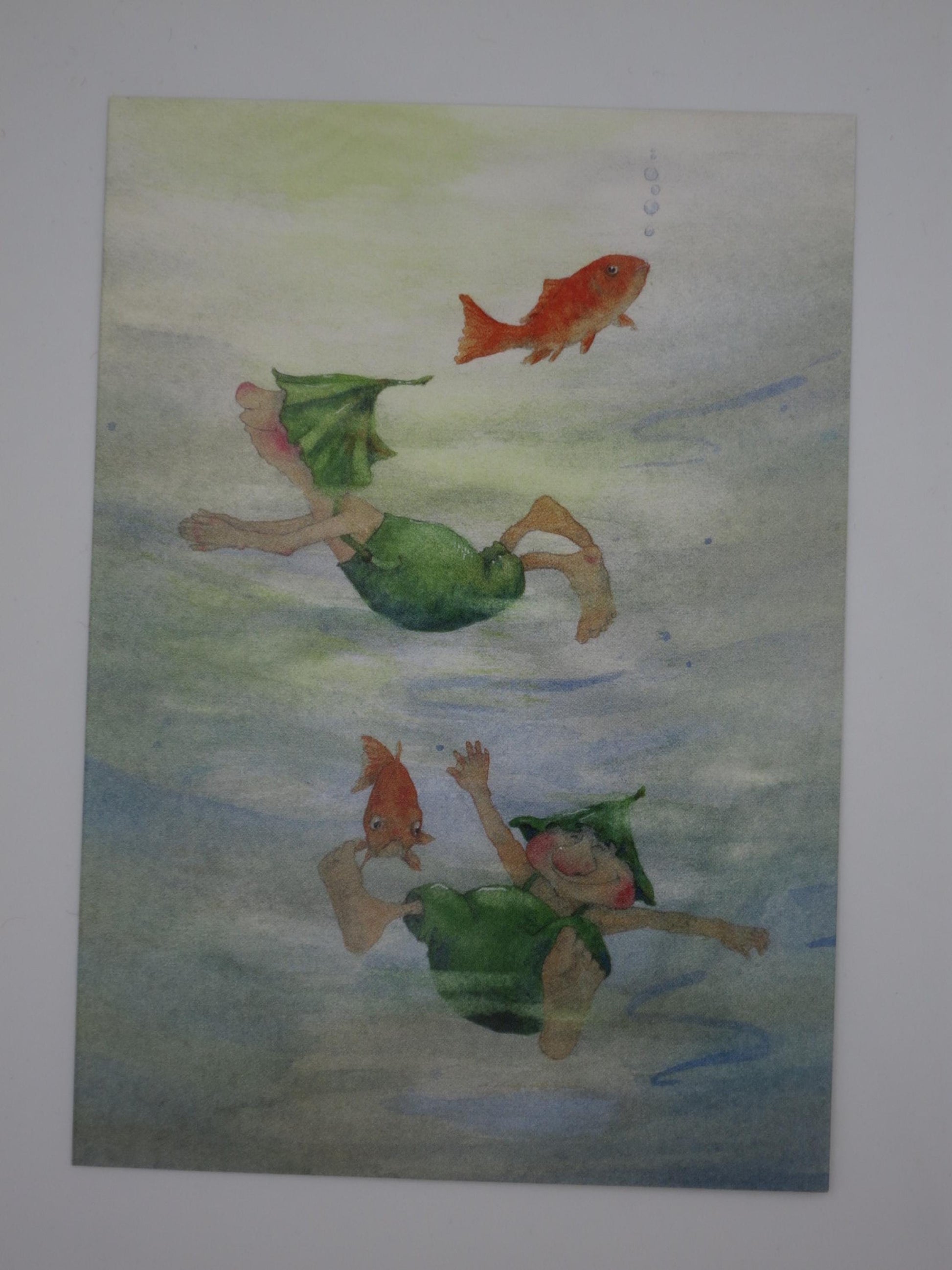 Postkarte Giesbert schwimmt: Wurzelkinder tauchen mit Goldfischen unter Wasser, Aquarell von Daniela Drescher