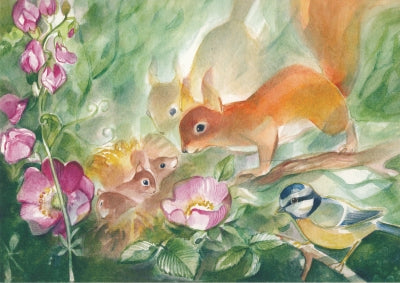 Postkarte Heckenrose: Eichhörnchenfamilie zwischen Heckenrosen mit Blaumeise, Aquarell von Marie Laure Viriot