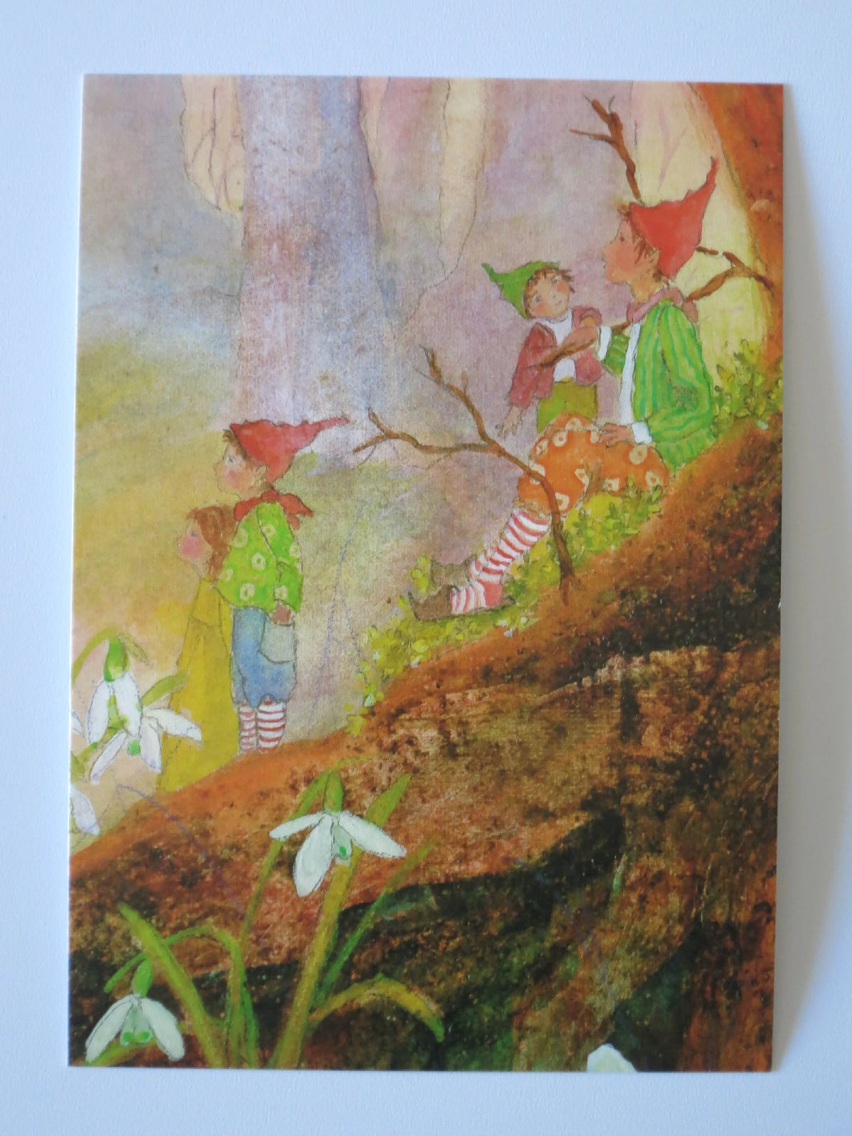 Postkarte Im Reich der Zwerge, Winterwald mit Schneeglöckchen, Illustration von Daniela Drescher