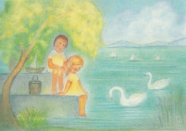 Postkarte Kinder am See: Kinder beobachten Schwäne am Ufer unter Trauerweide, Pastell von Ruth Elsässer