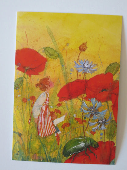 Postkarte Klatschmohn: Mädchen im Mohnfeld mit Kornblumen und Rosenkäfer, Aquarell von Daniela Drescher