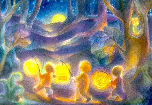 Drei Kinder mit Laternen im Wurzelwald, Katze beobachtet aus Baumhöhle – Postkarte Laterne Laterne von Marie Laure Viriot
