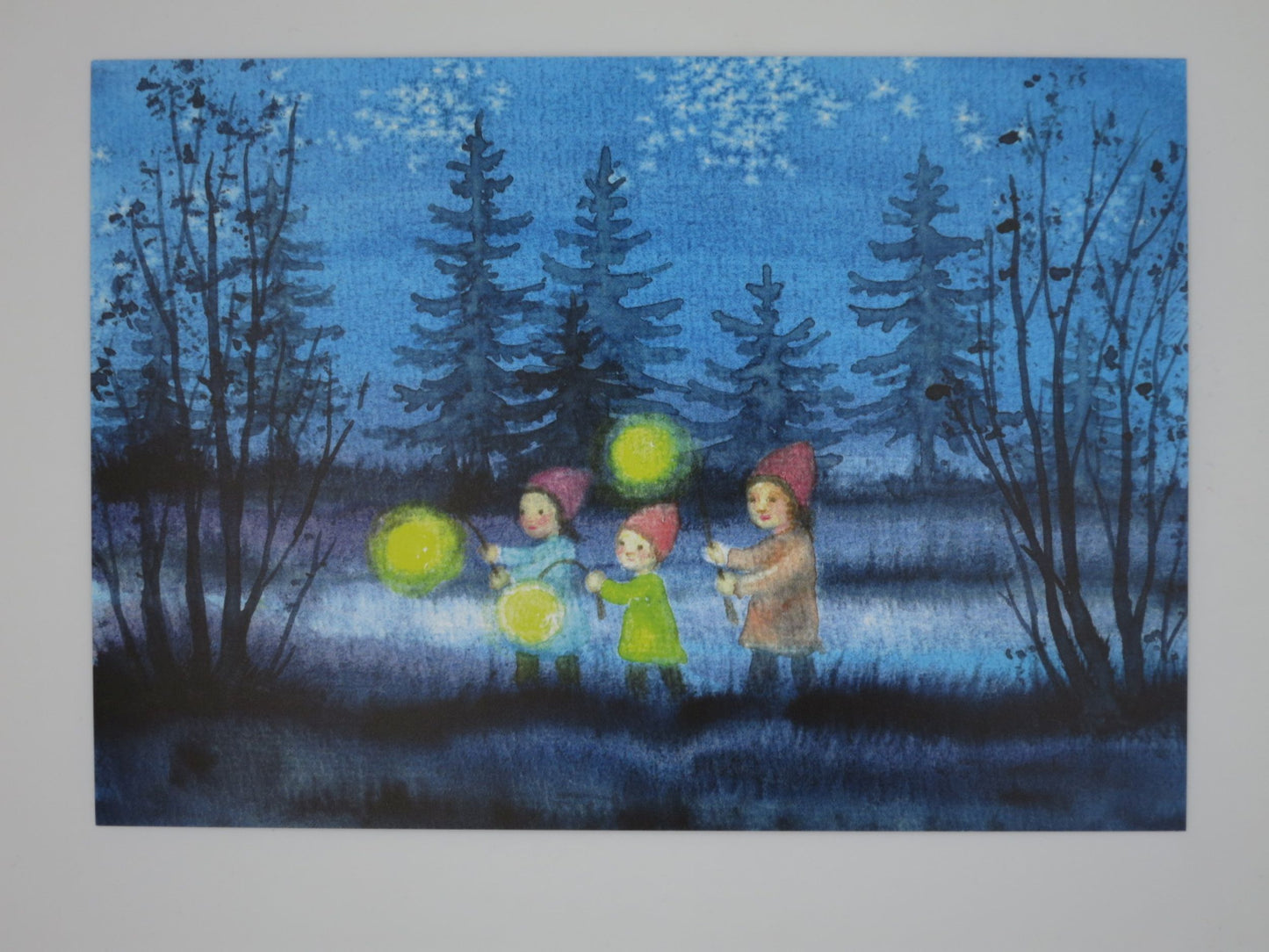 Herbst Postkarte Laternen Wichtel PKHE164: drei Wichtel mit gelben Laternenkugeln in Daemmerlandschaft, Aquarell von Anna Hunold