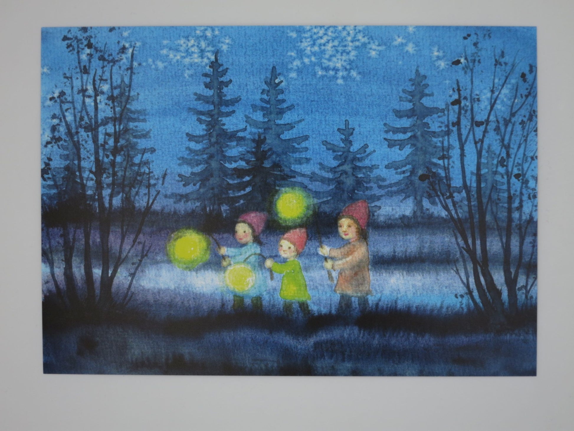 Herbst Postkarte Laternen Wichtel PKHE164: drei Wichtel mit gelben Laternenkugeln in Daemmerlandschaft, Aquarell von Anna Hunold