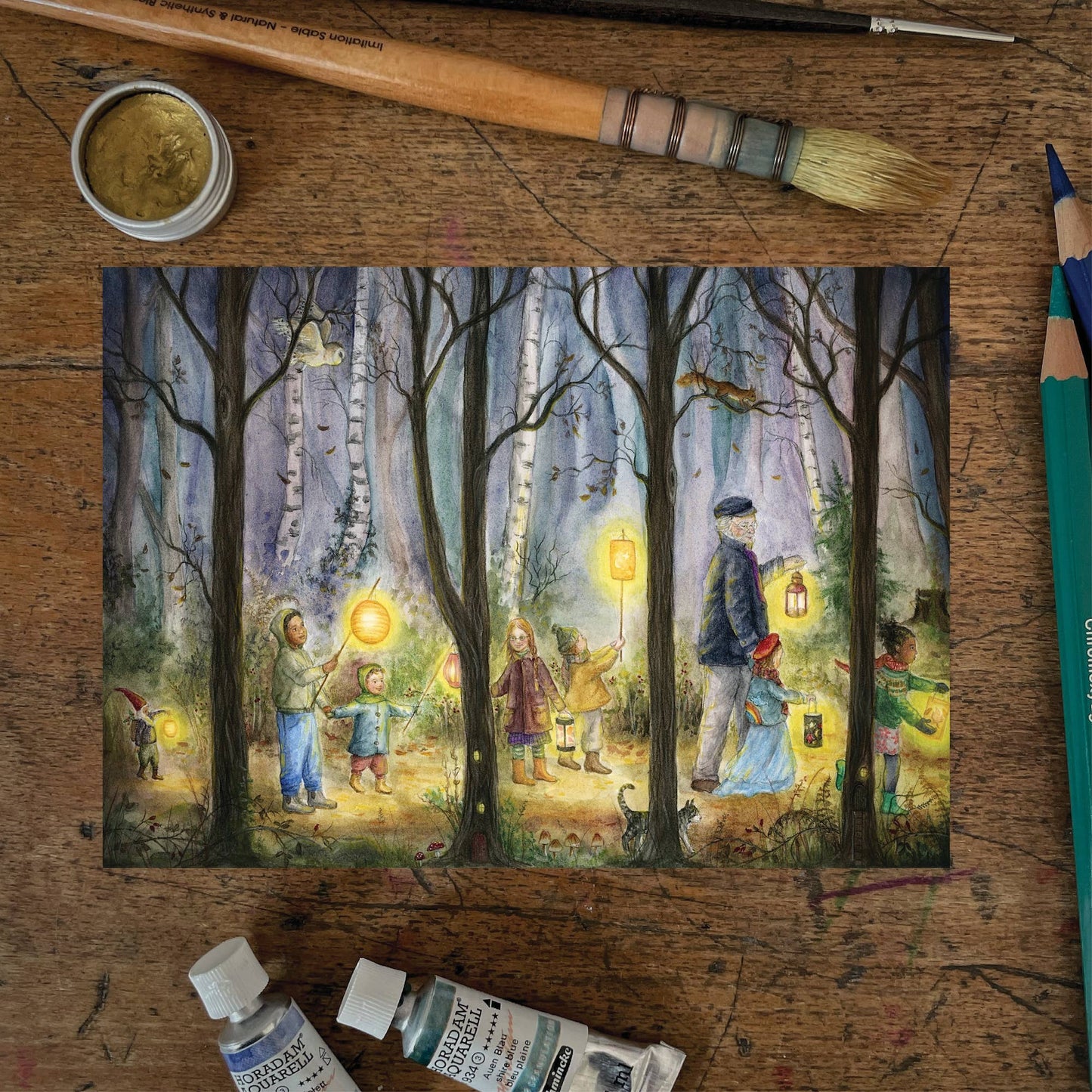 Herbst Postkarte Laternenumzug PKHE239: Gruppe Kinder mit Erwachsenem laufen in einem Birkenwald mit Laternen in den Haenden
Aquarell von Mhairi Hellbrandt