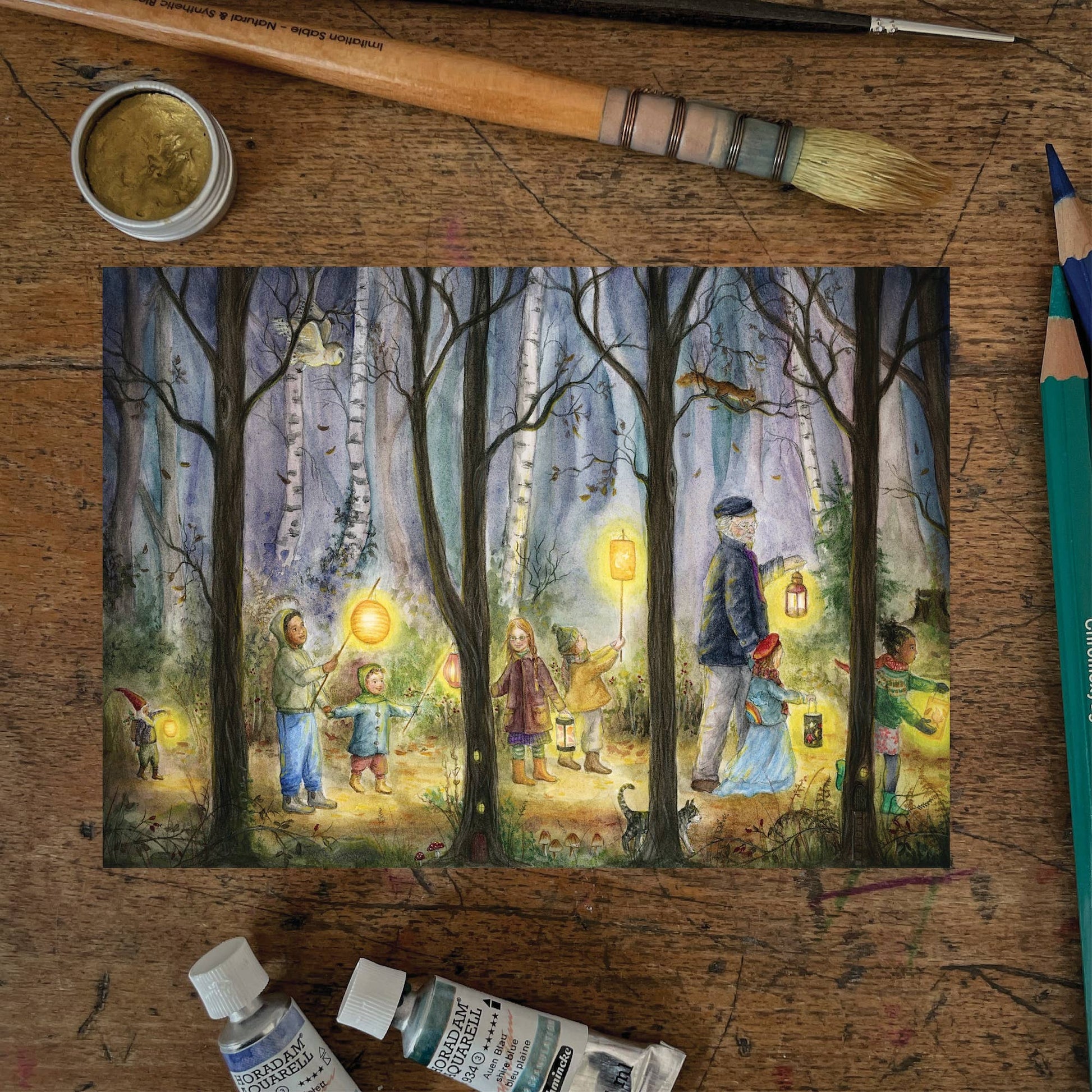 Herbst Postkarte Laternenumzug PKHE239: Gruppe Kinder mit Erwachsenem laufen in einem Birkenwald mit Laternen in den Haenden
Aquarell von Mhairi Hellbrandt