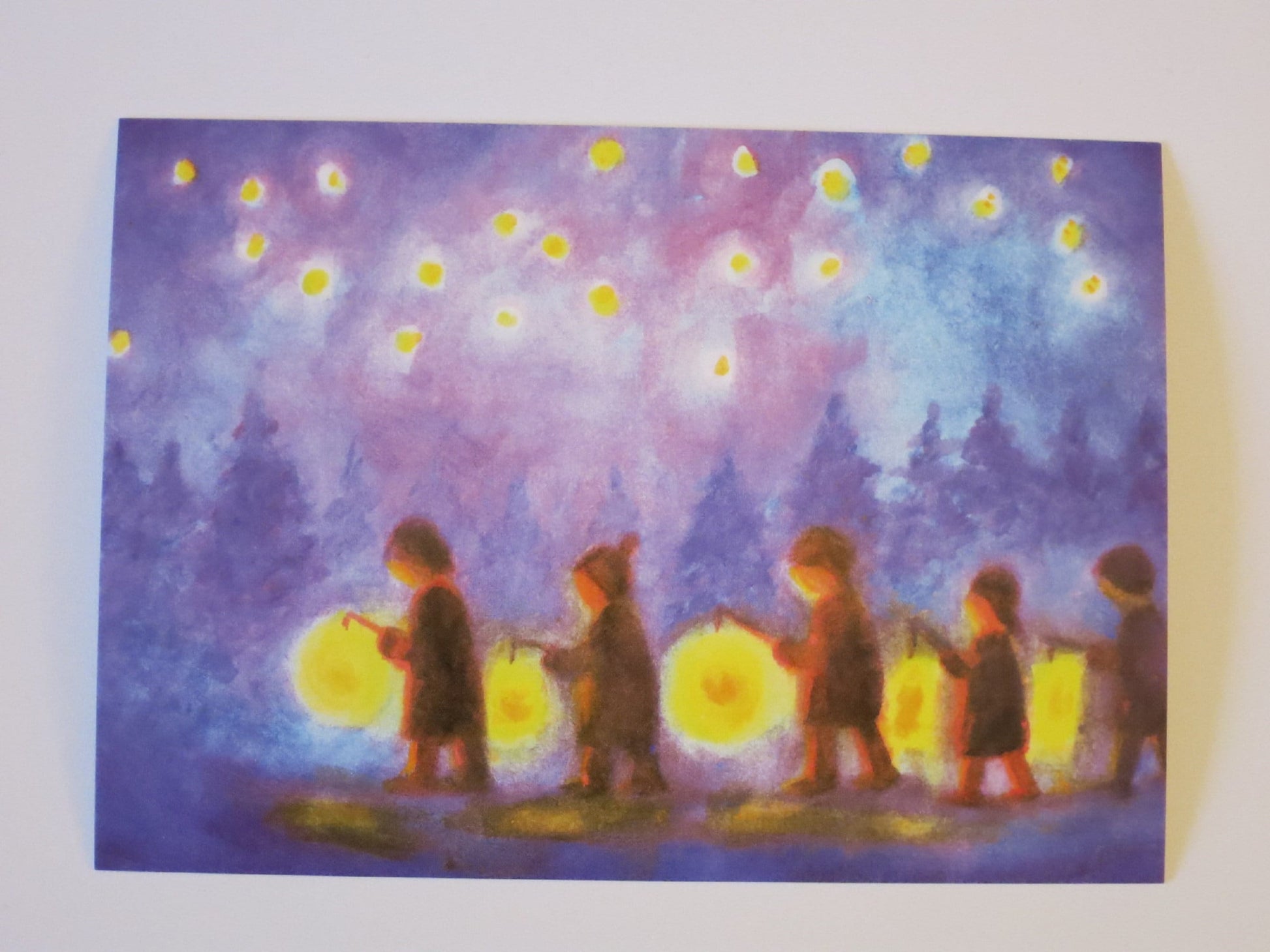 Kinder als Silhouetten mit leuchtenden Laternen vor Tannenwald – Postkarte Laternenumzug von Erika Hoffmann