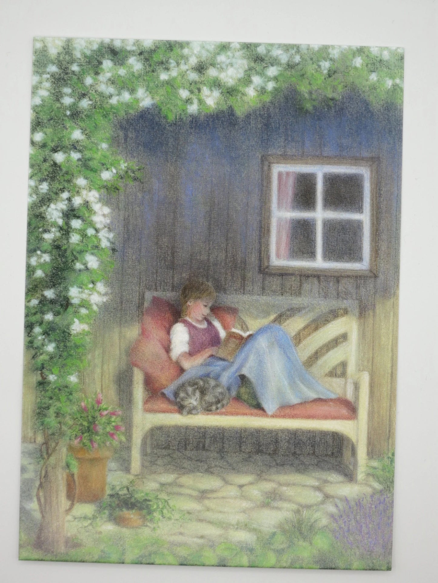 Postkarte Lesendes Mädchen: Kind liest auf Gartenbank vor Rosenlaube, schlafende Katze daneben, Pastell von Monika Speck
