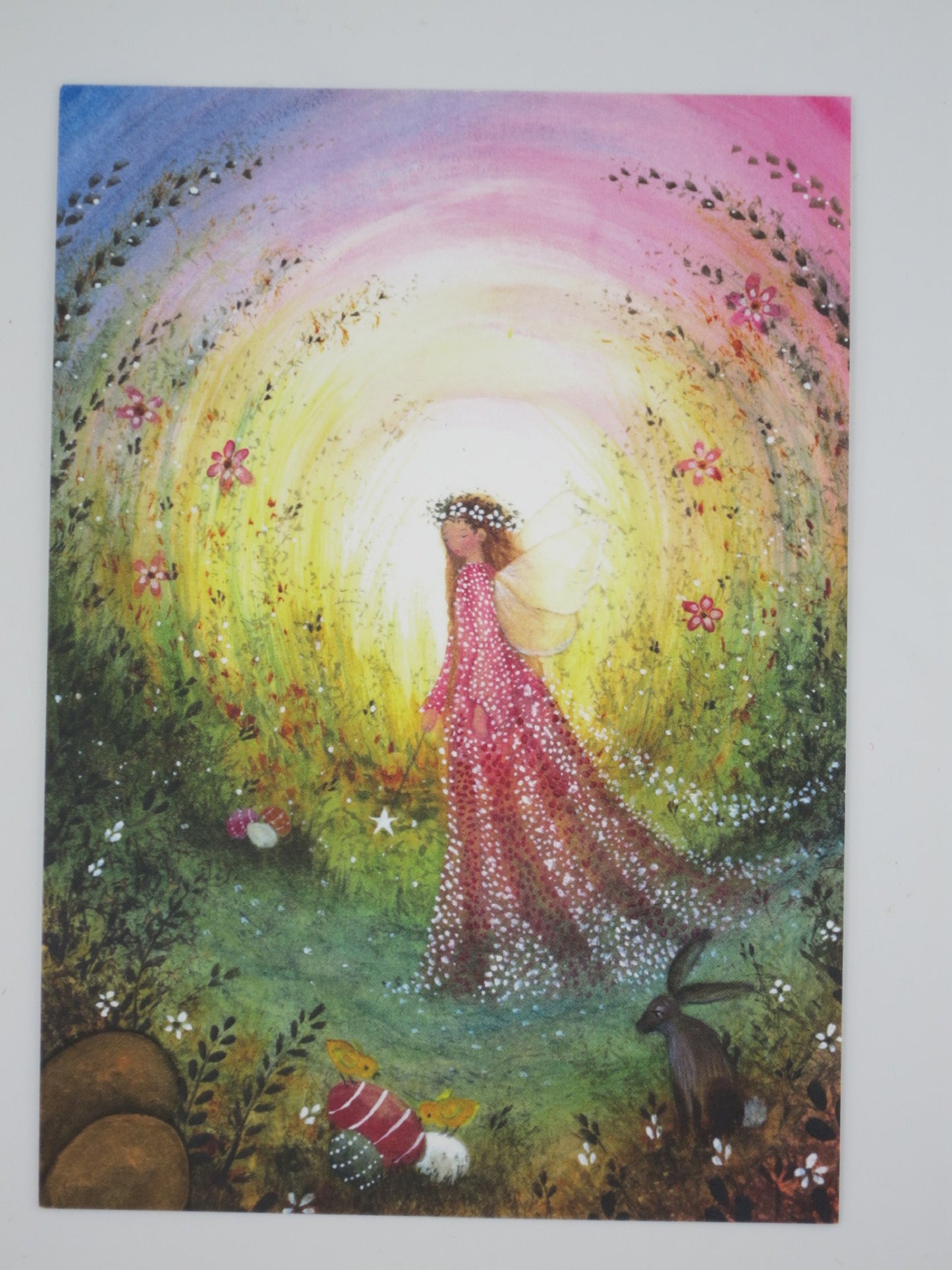 Postkarte Leuchtender Fruehling von Bijdehansje: Fee in spiralfoermiger Lichtwiese mit Hase und Kueken