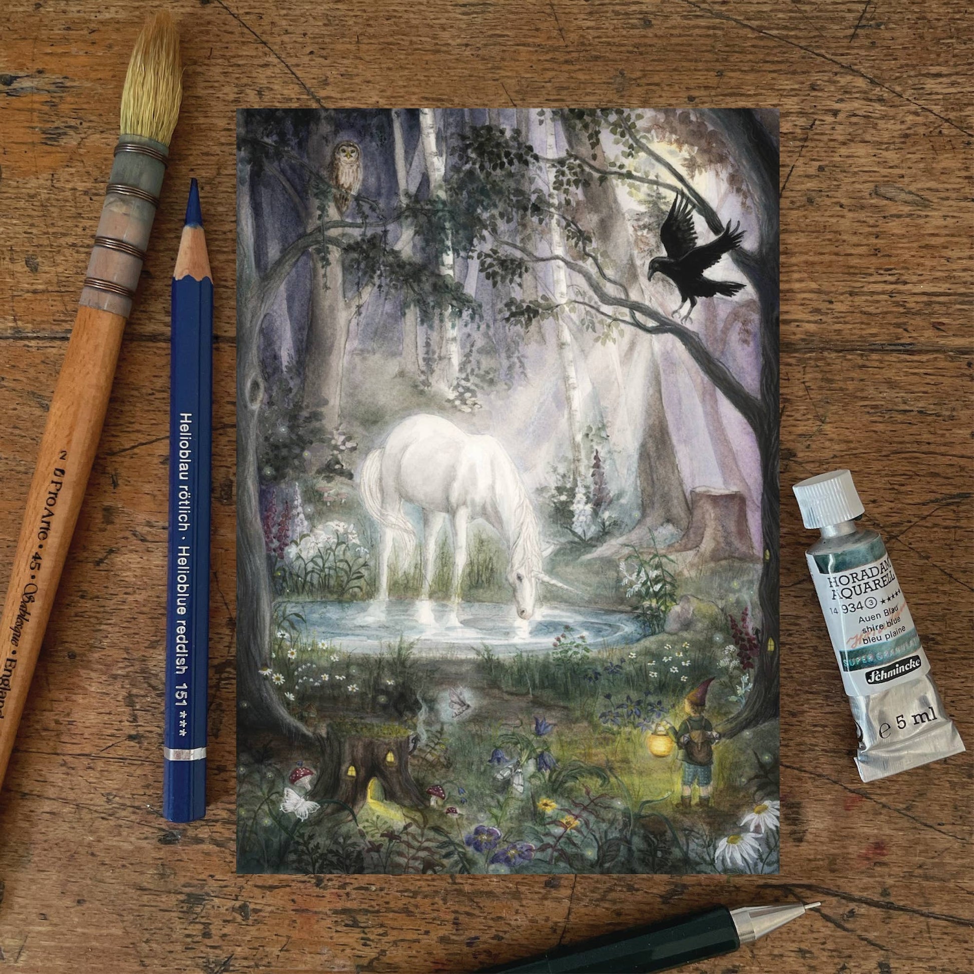 Sommer Postkarte Mitternachtswald PKSO337: Einhorn trink im dunklen Wald aus See
Zeichnung von Mhairi Hellbrandt