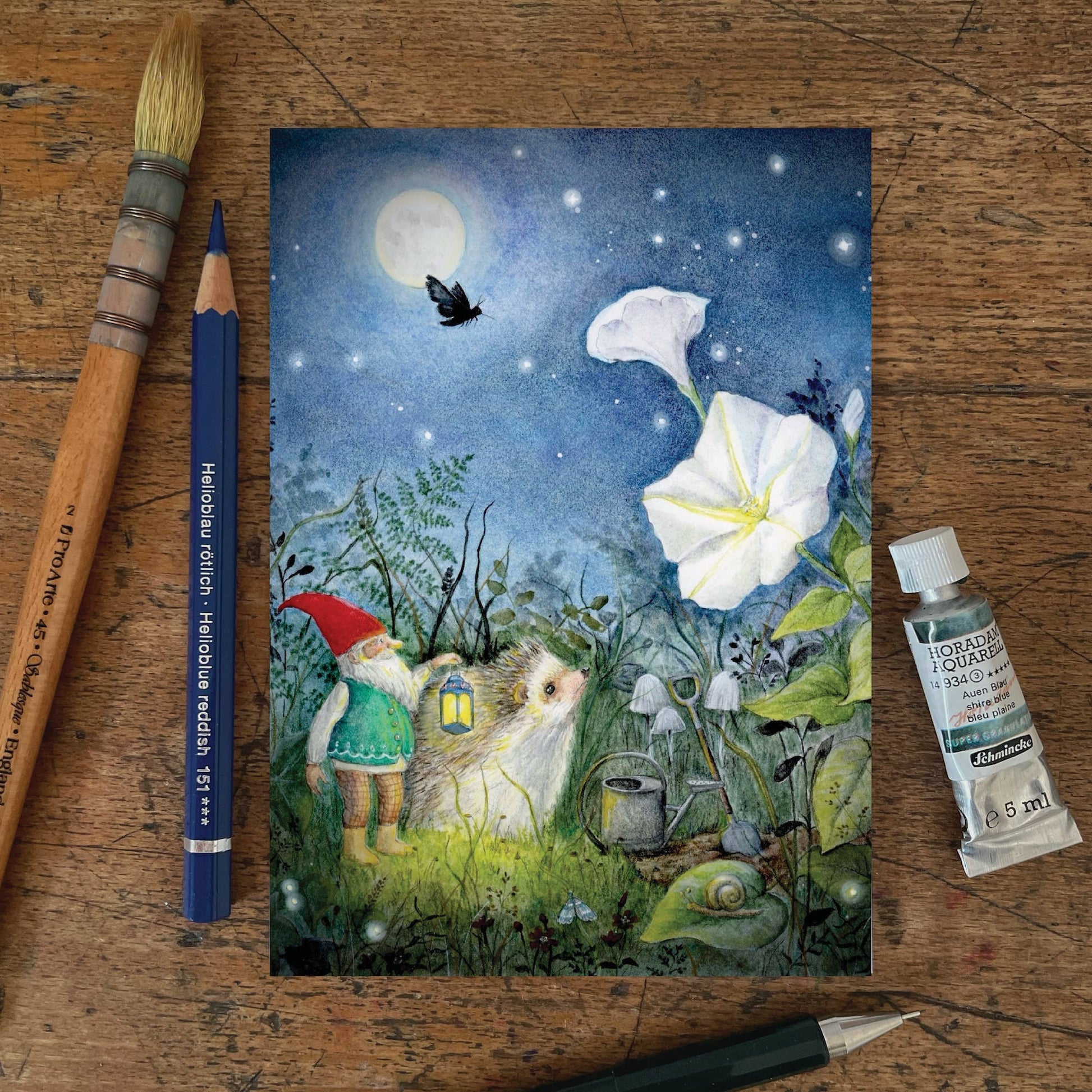 Sommer Postkarte Mondblume PKSO338:
Wichtel mit Igel betrachtet große Blume
Zeichnung von Mhairi Hellbrandt