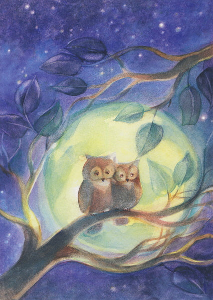 Zwei Eulen mit Federohren vor dem leuchtenden Vollmond – Postkarte Mondschein von Marie Laure Viriot
