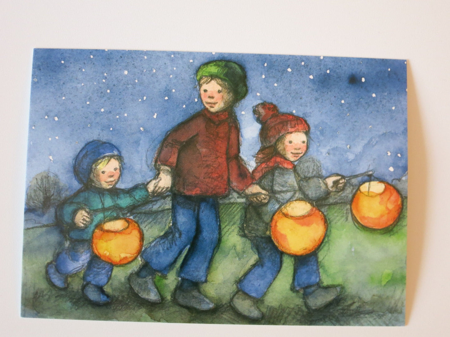 Vier Kinder mit Laternen unter Sternenhimmel – Postkarte November von Sanne Dufft