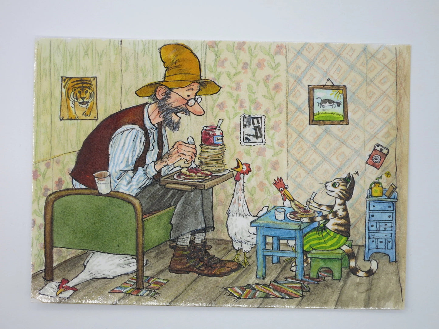 Postkarte Pettersson und Findus: Pettersson und Findus beim Frühstück mit Hühnern, Illustration von S. Nordquist