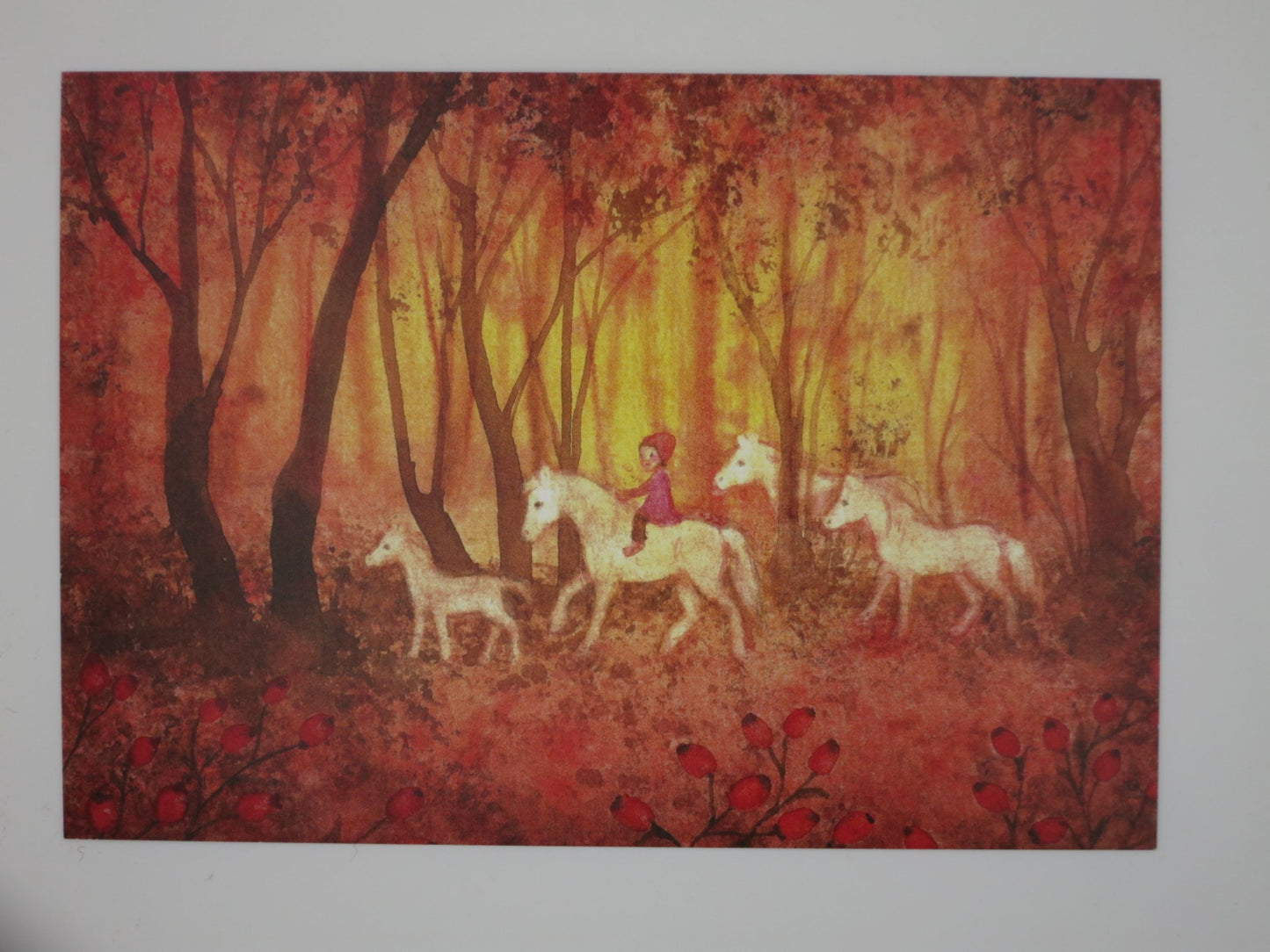 Herbst Postkarte Pferde im Hagebuttenwald PKHE157: Kind reitet durch goldenen Herbstwald mit Pferdeherde und Hagebutten, Aquarell von Anna Hunold