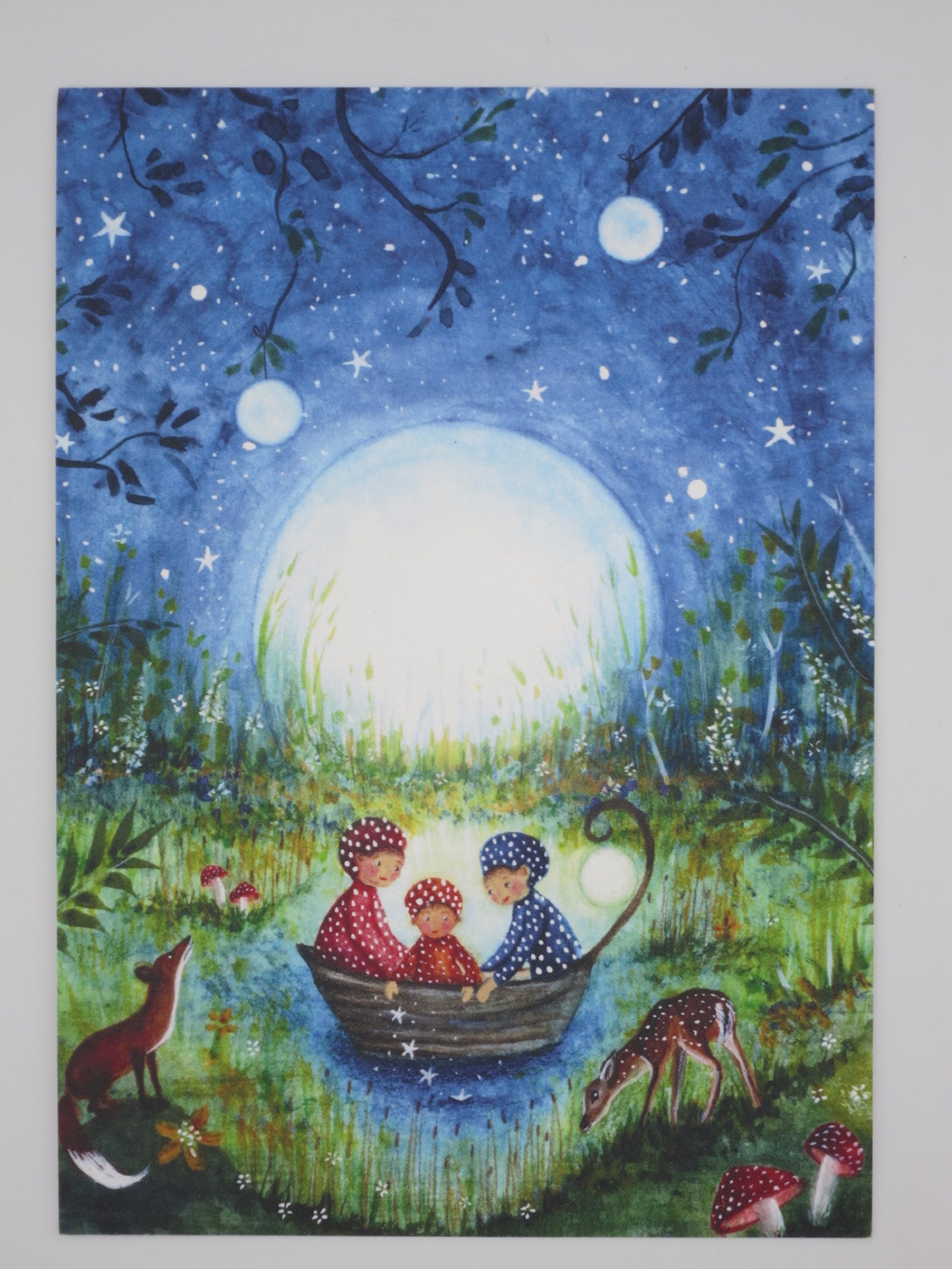Postkarte Pilzkinder: drei Kinder im Boot vor Vollmond mit Fuchs und Reh, Illustration von Bijdehansje