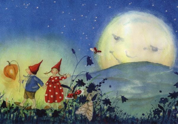 Pippa und Pelle mit Laterne vor riesigem Vollmond – Postkarte von Daniela Drescher