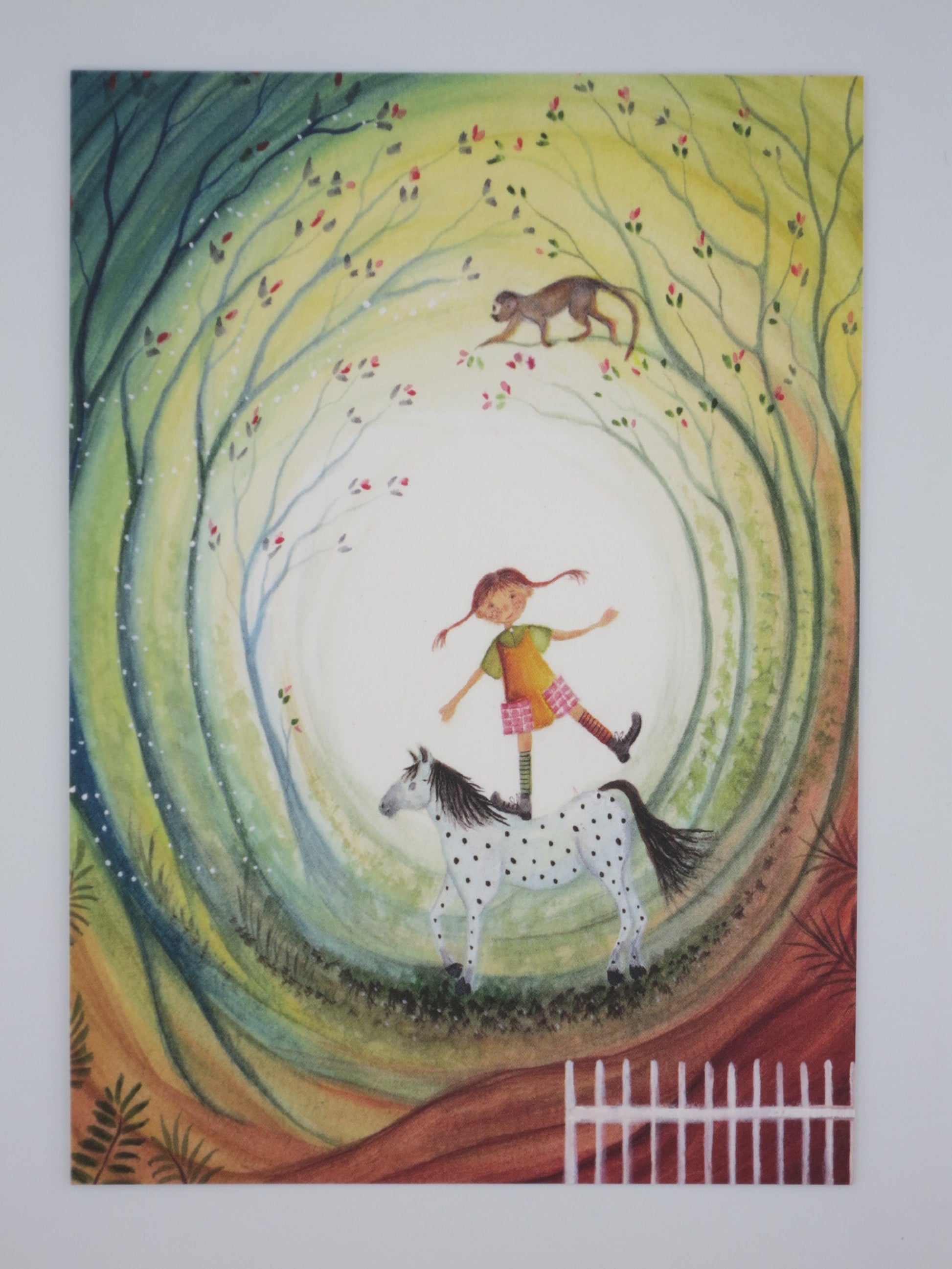 Postkarte Pippi: Pippi Langstrumpf balanciert auf getüpfeltem Pferd, Affe im Baum, Illustration von Bijdehansje