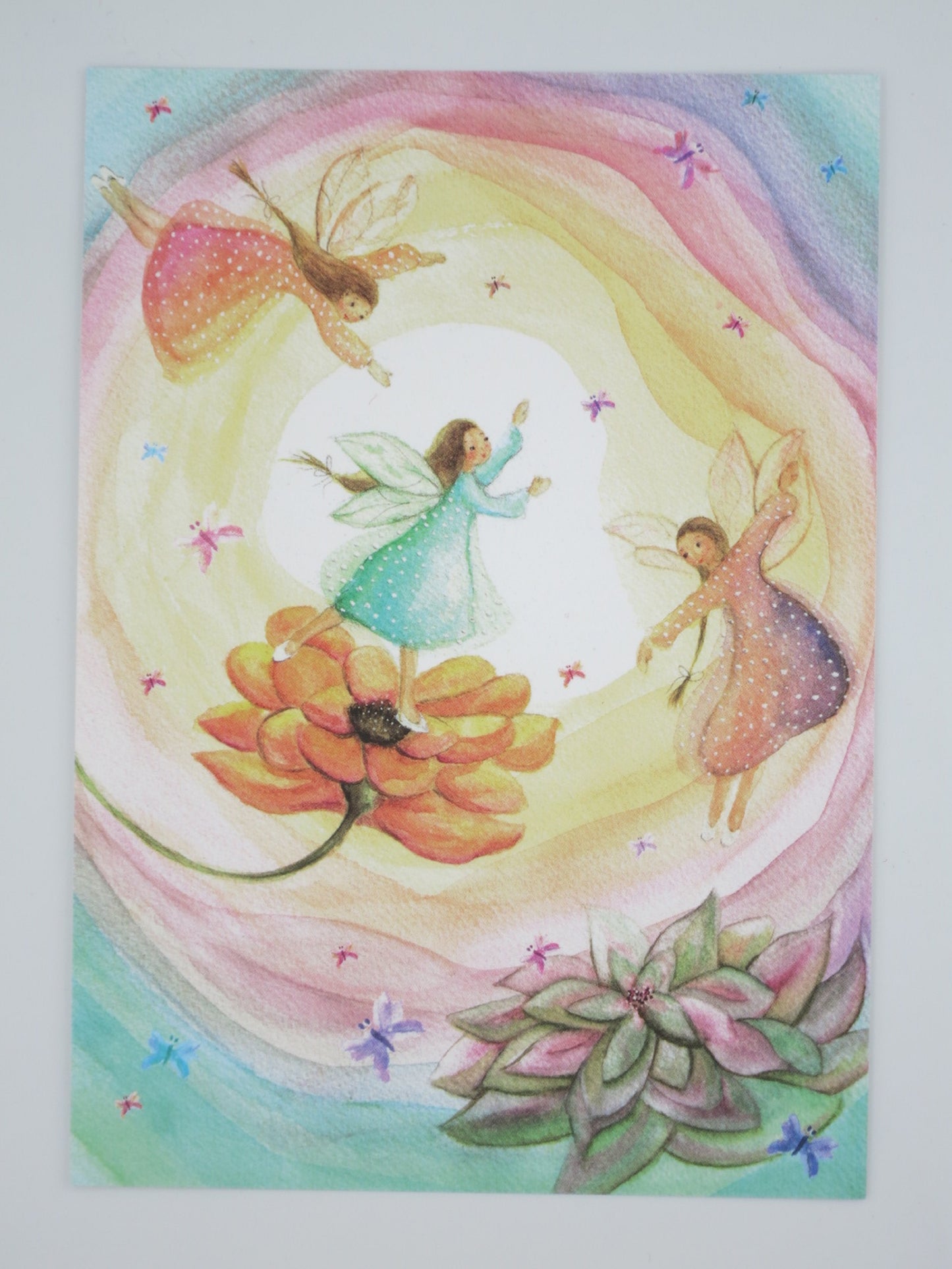 Postkarte Schmetterlingselfen: drei Elfen tanzen im Regenbogenwirbel mit Schmetterlingen, Aquarell von Bijdehansje