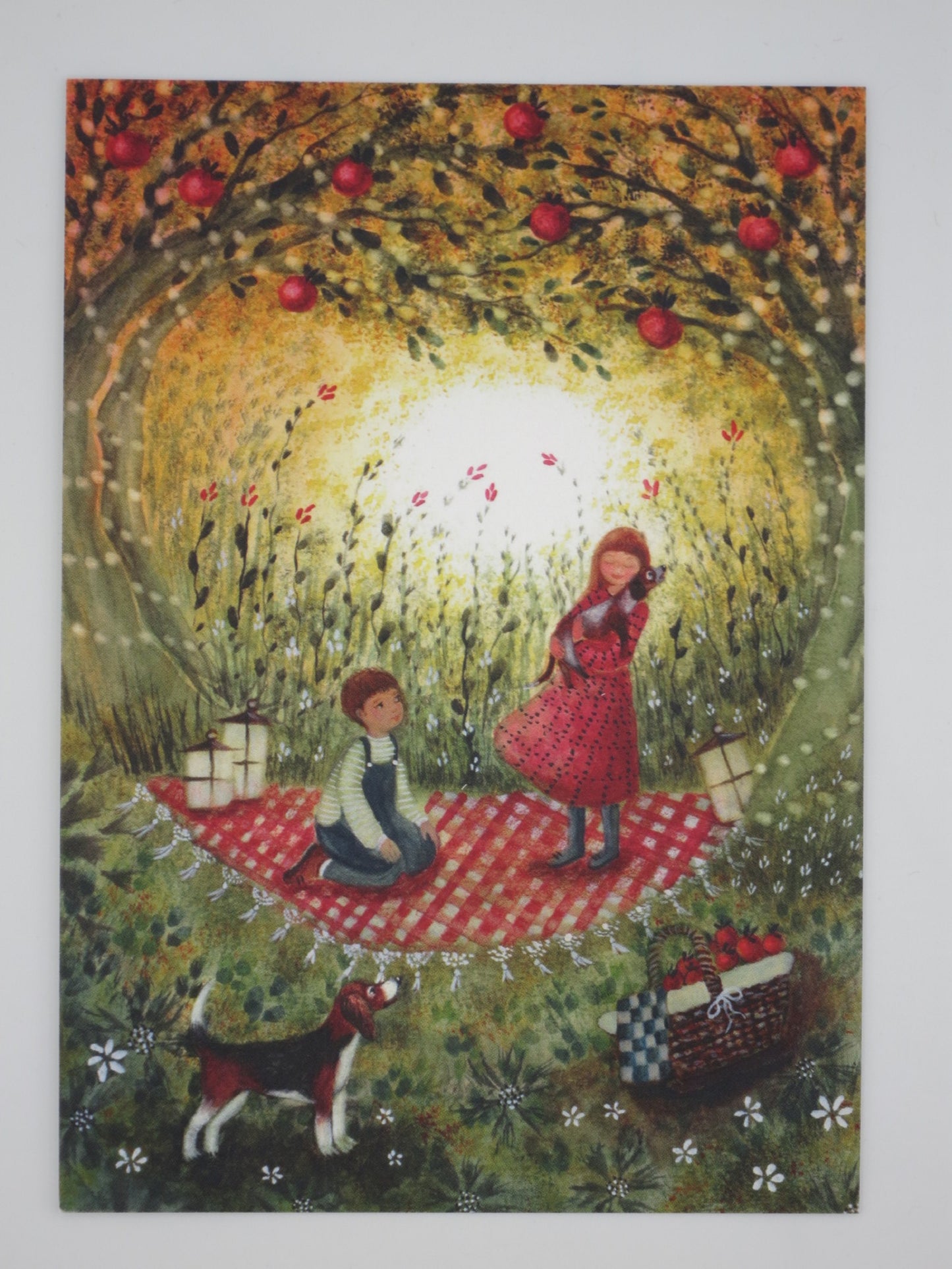 Postkarte Summer Sweetness: Kinder picknicken unter Apfelbaum mit Hund und Katze, Illustration von Bijdehansje