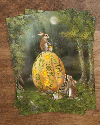 Oster Postkarte Teamwork PKFR234: Zwei Hasen bemalen zusammen ein großes Osterei 
Zeichnung von Iris Esther