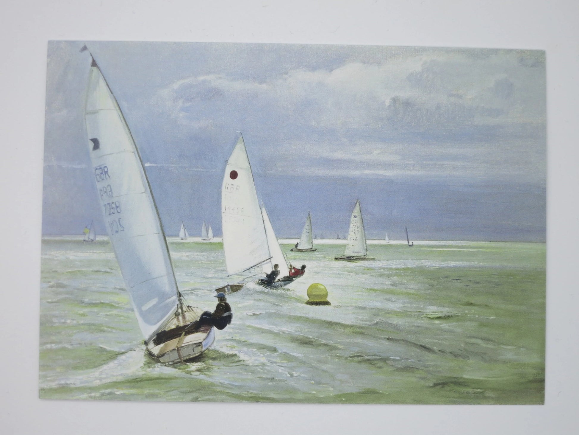 Kunst-Postkarte Um die Boje: Segeljollen runden gelbe Regatta-Wendemarke, Gemälde von Timothy Easton