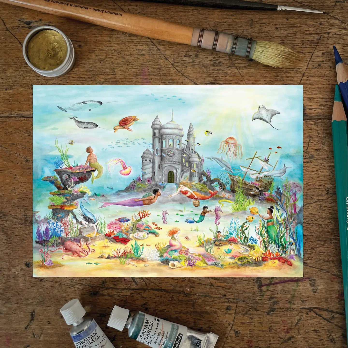 Sommer Postkarte Unter dem Meer PKSO341: Unterwasserwelt mit Schloß Nixen Fischen
Zeichnung von Mhairi Hellbrandt