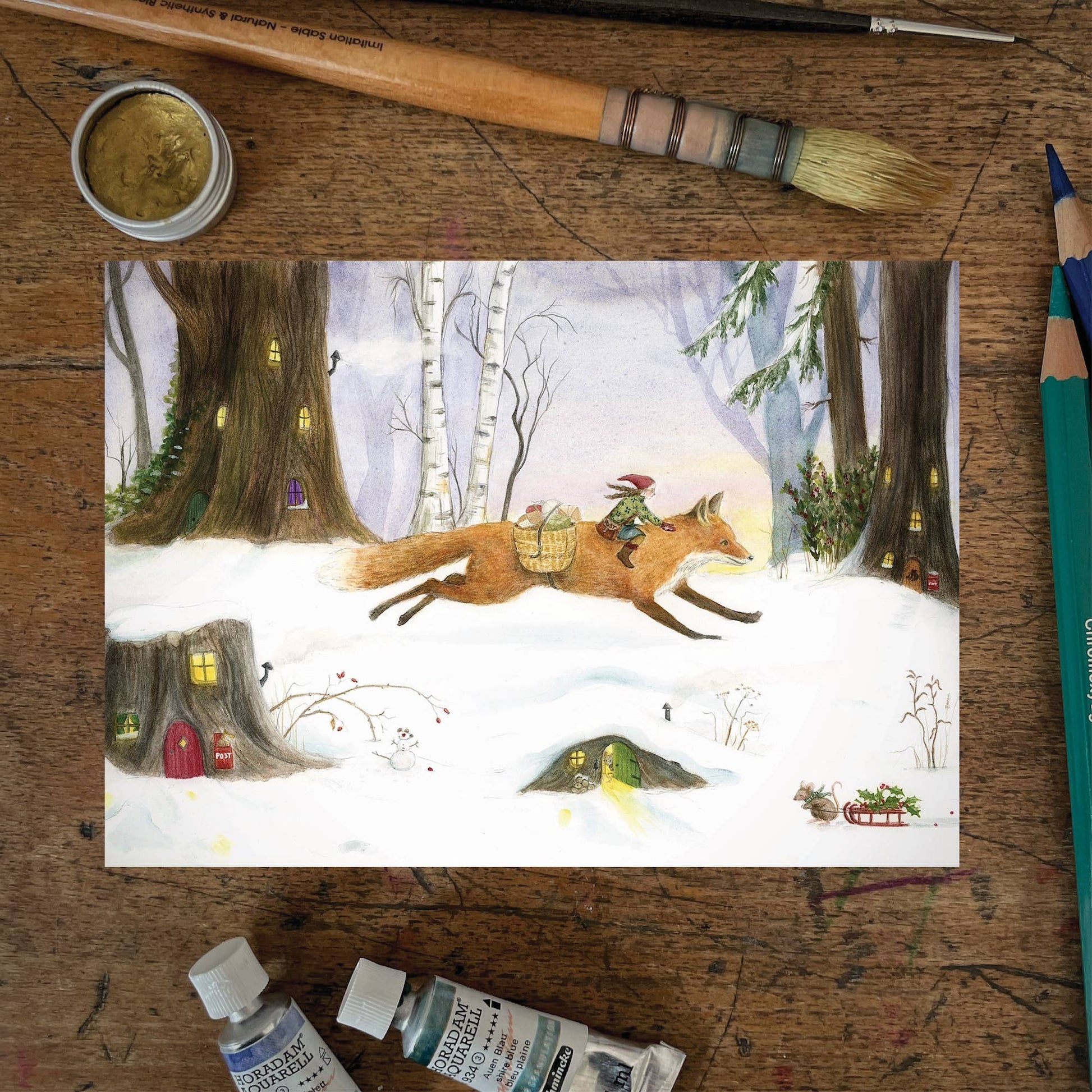 Winter Postarte Weihnachtspost PKWI332: Wichtel bring auf einem Fuchs die Weihnachtspost
Zeichnung von Mhairi Hellbrandt
