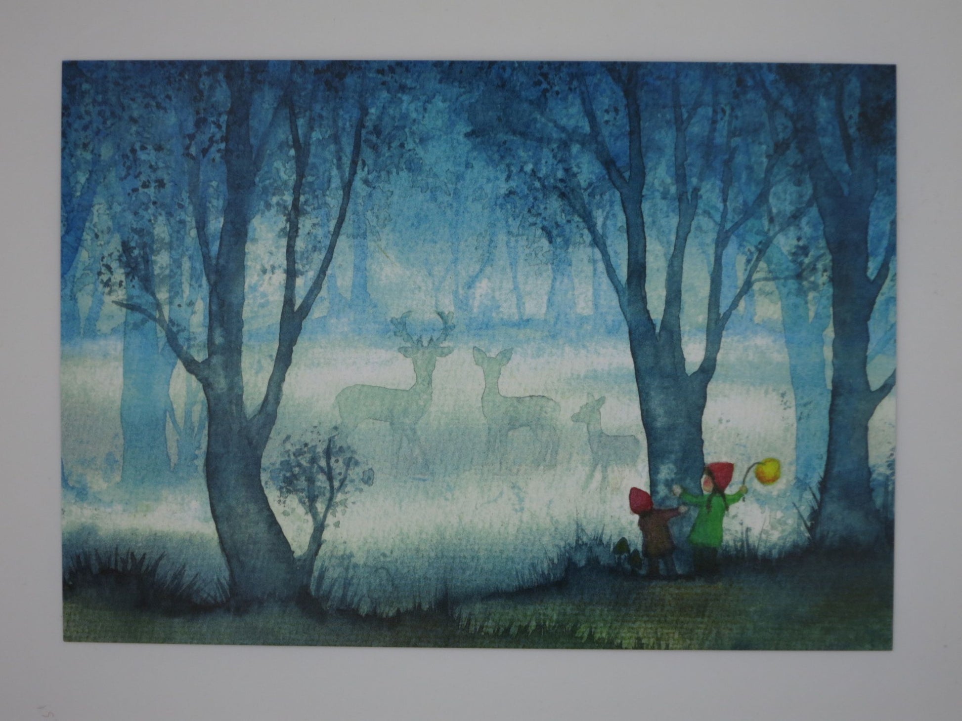 Herbst Postkarte Wichtel und Rehe im Nebel PKHE163: Wichtel mit Lichtkugel vor schemenhafter Rehfamilie im Morgennebel, Aquarell von Anna Hunold