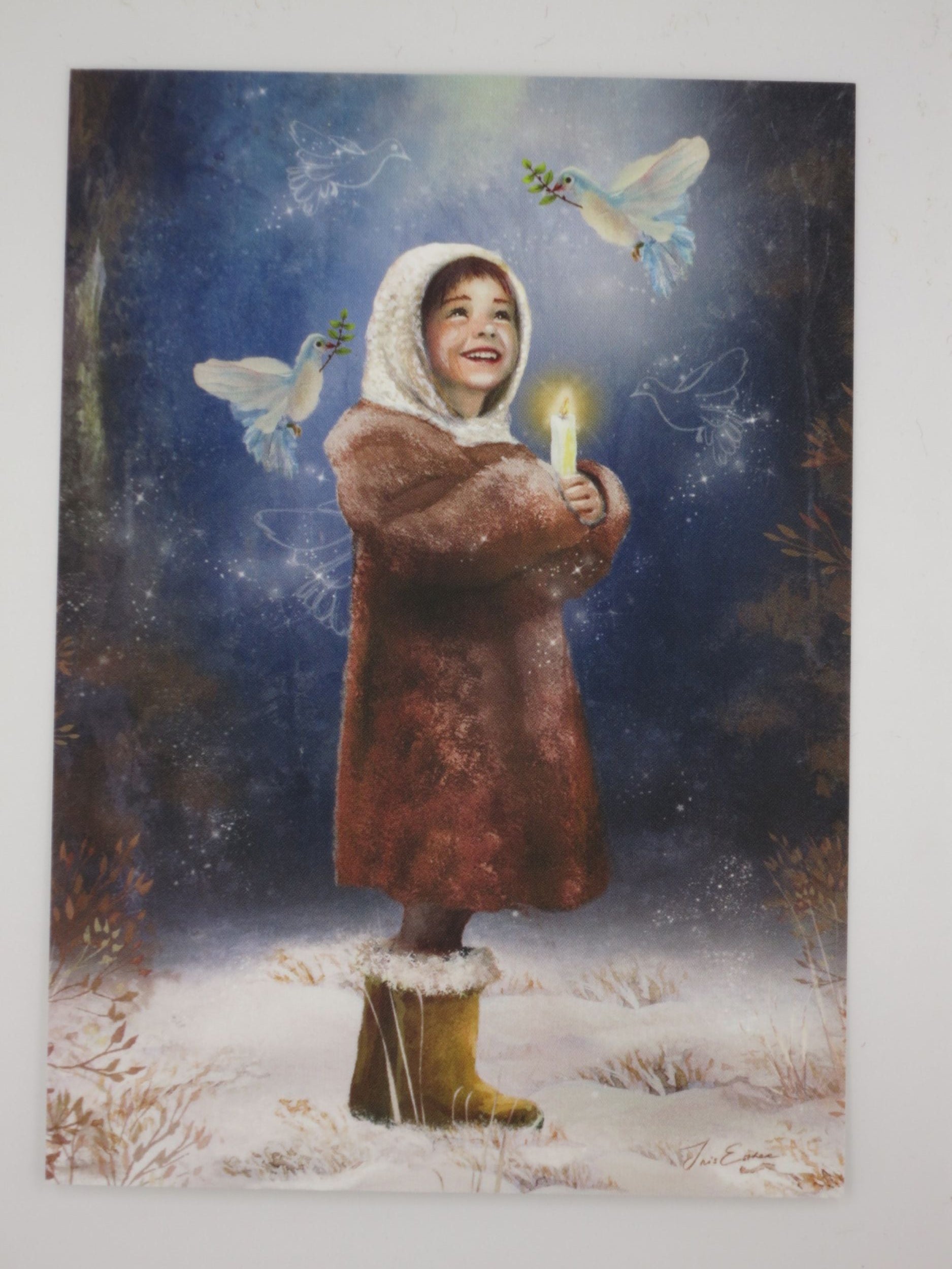Winter Postkarte Licht der Hoffnung PKWI317: Maedchen mit Kerze und Tauben im Schnee
Zeichnung von Iris Esther