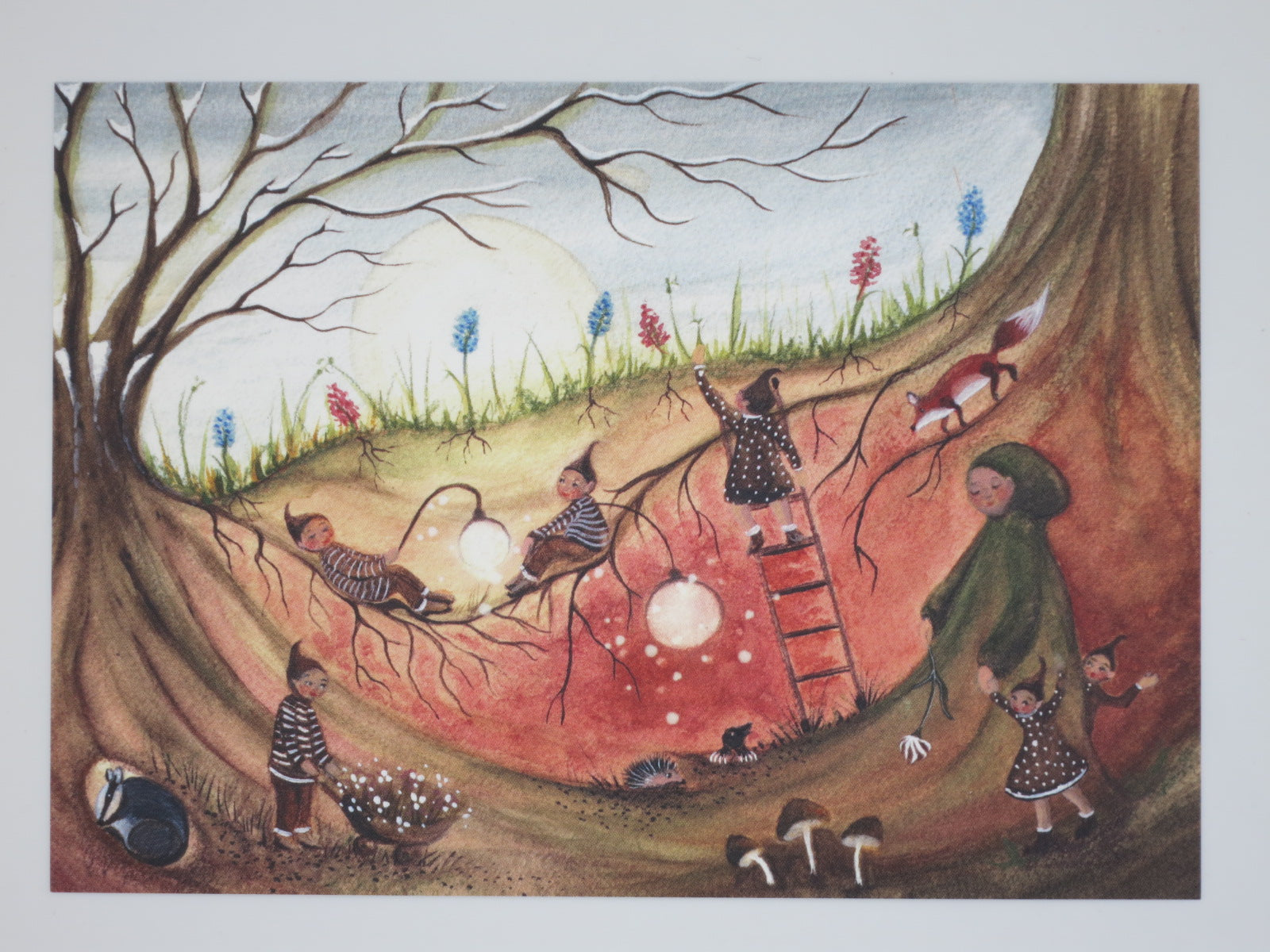 Postkarte Wurzelkinder von Bijdehansje: unterirdische Fruehlings-Szene mit Wichteln und Fuchs