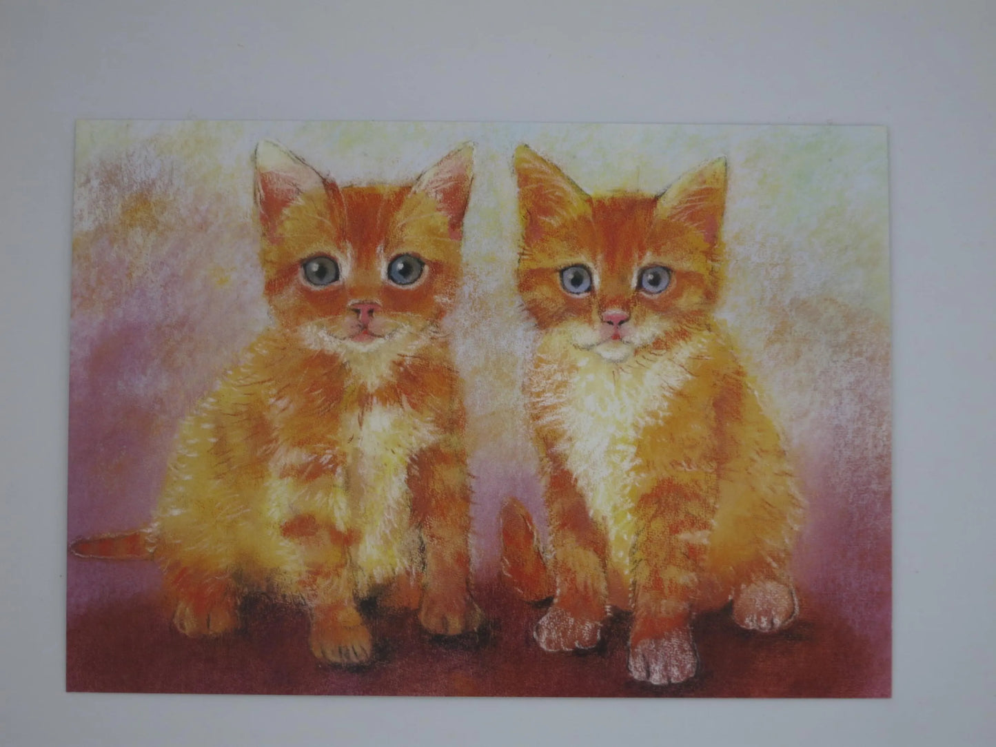 Postkarte Zwei Kätzchen: zwei rot getigerte Katzenbabys mit blauen Augen, Pastell von Loes Botman