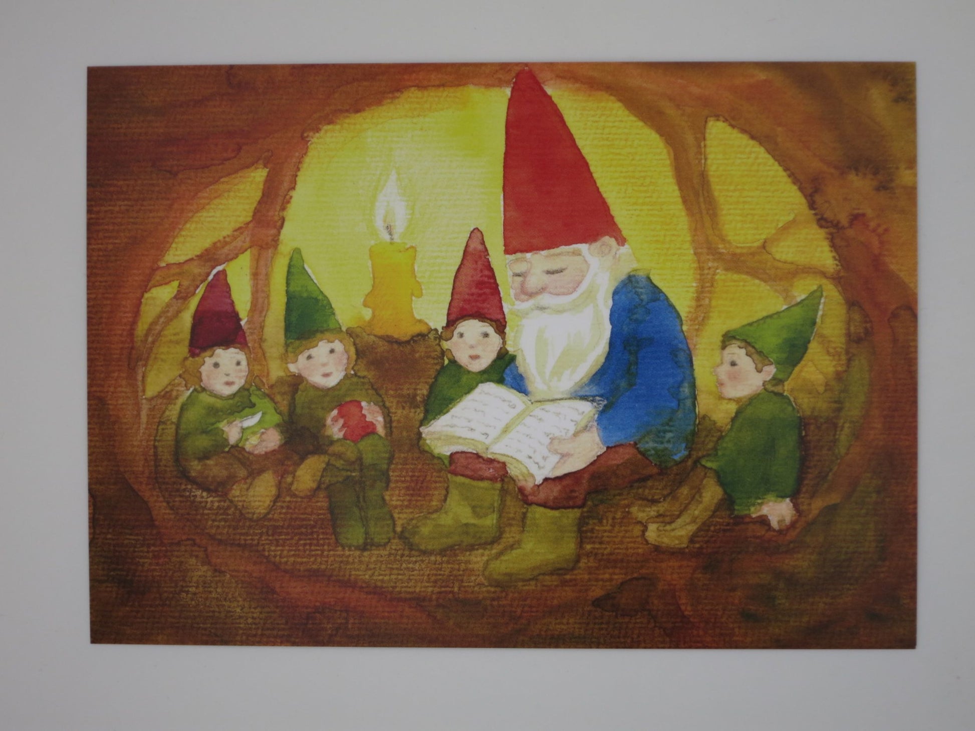 Herbst Postkarte Zwerg liest in der Hoehle vor PKHE165: Zwergenfamilie bei Kerzenschein, Aquarell von Anna Hunold