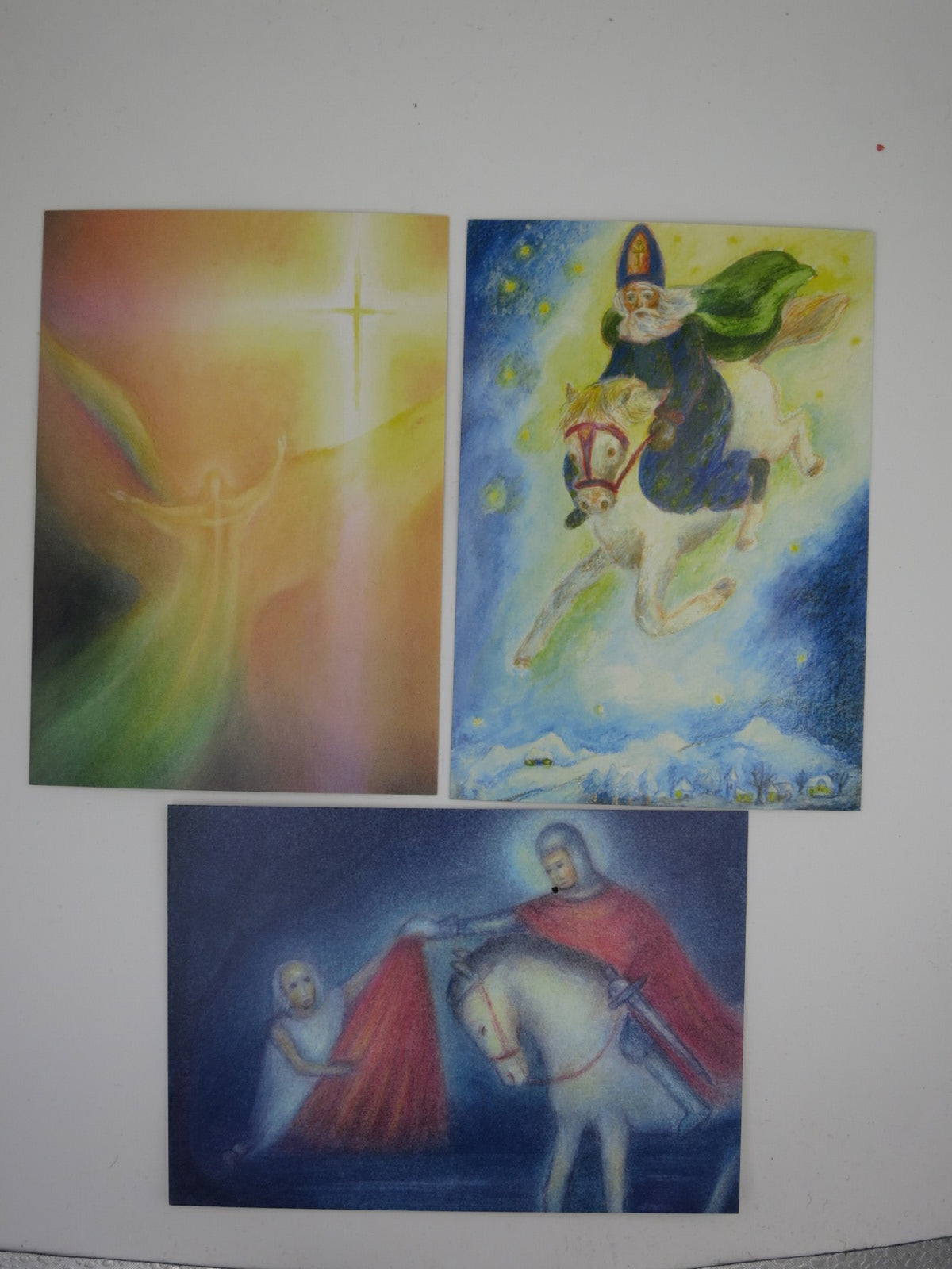 Drei Karten aus dem Postkartenset Winter in Pastellkreide: Engel und Reitergestalten