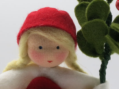 Nahaufnahme des gestickten Gesichts am Preiselbeere-Blumenkind, Waldorf-Puppenfigur