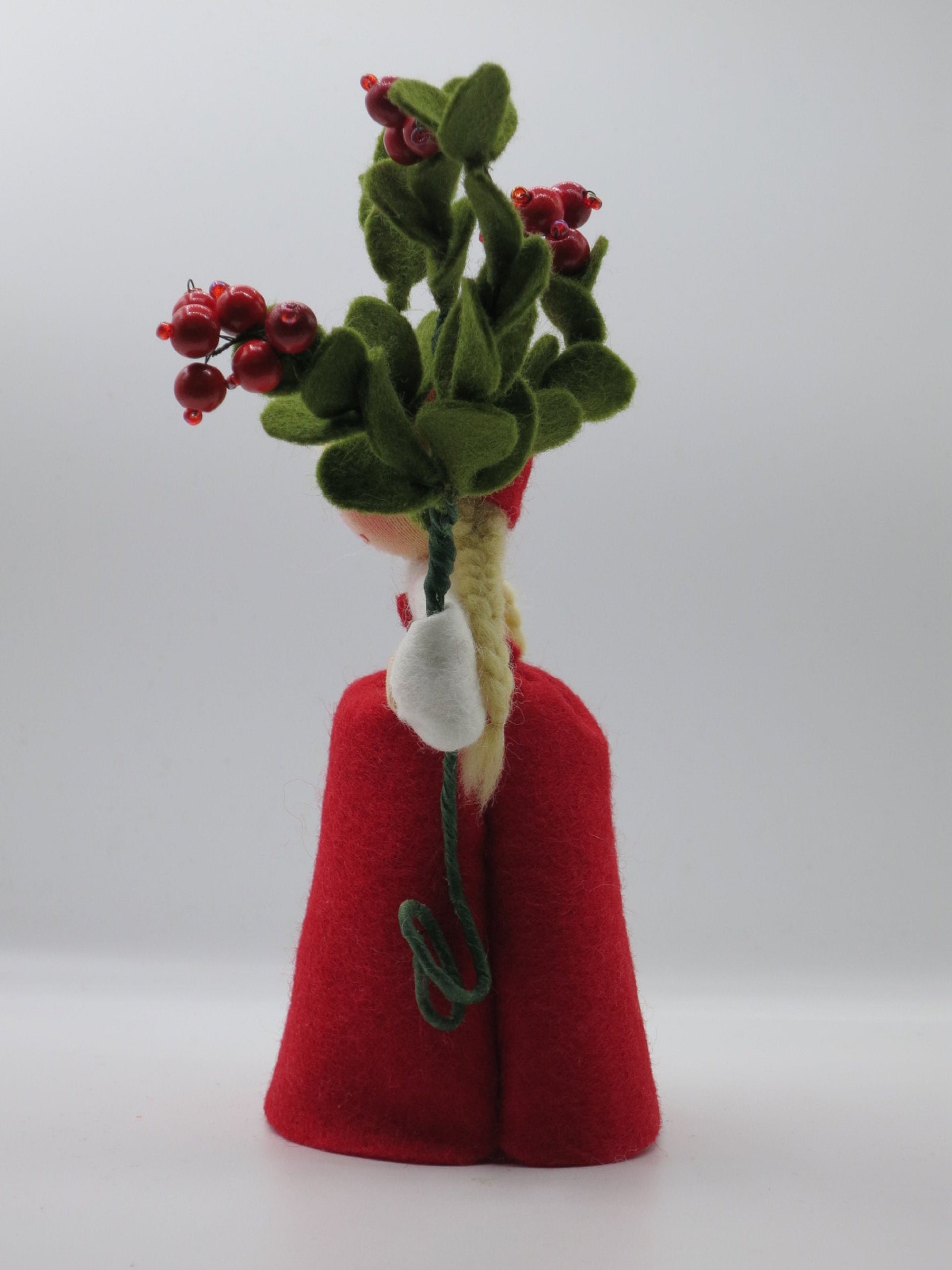 Rückansicht des Preiselbeere-Blumenkindes mit geflochtenem Zopf, Waldorf-Jahreszeitentisch