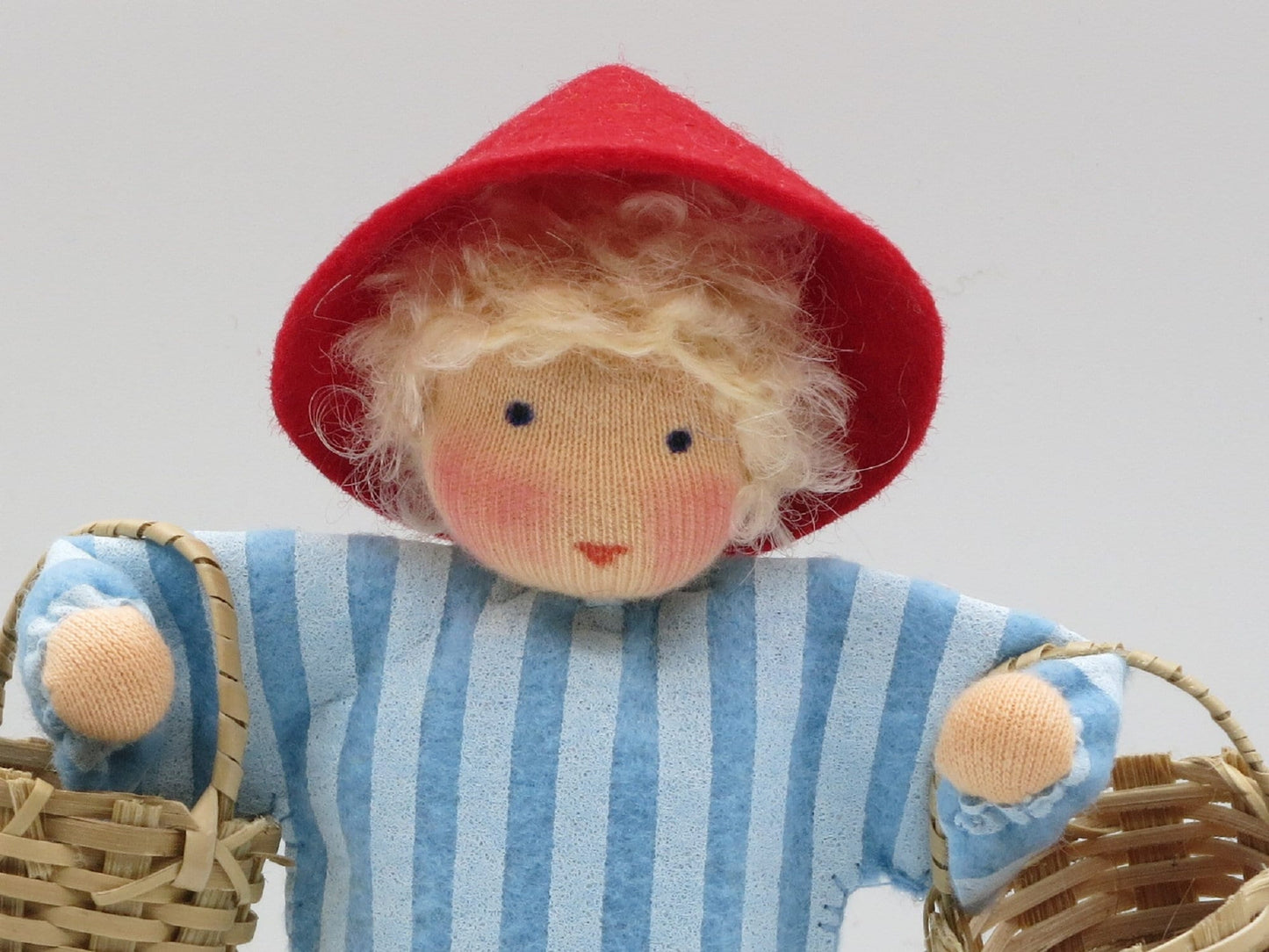 Preiselbeermutter Waldorf-Figur mit Kopftuch und Schürze voller roter Beeren