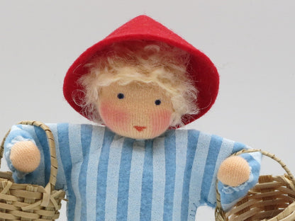 Preiselbeermutter Waldorf-Figur mit Kopftuch und Schürze voller roter Beeren