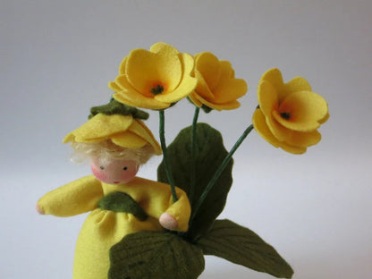 Gesicht des Primelchen Blumenkindes, Nahaufnahme Wollfilz Waldorfpuppe mit gelber Blütenhaube
