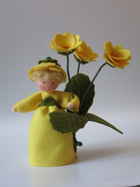 Primelchen, Waldorf Jahreszeitentisch Blumenkind aus Wollfilz mit gelben Primelblüten