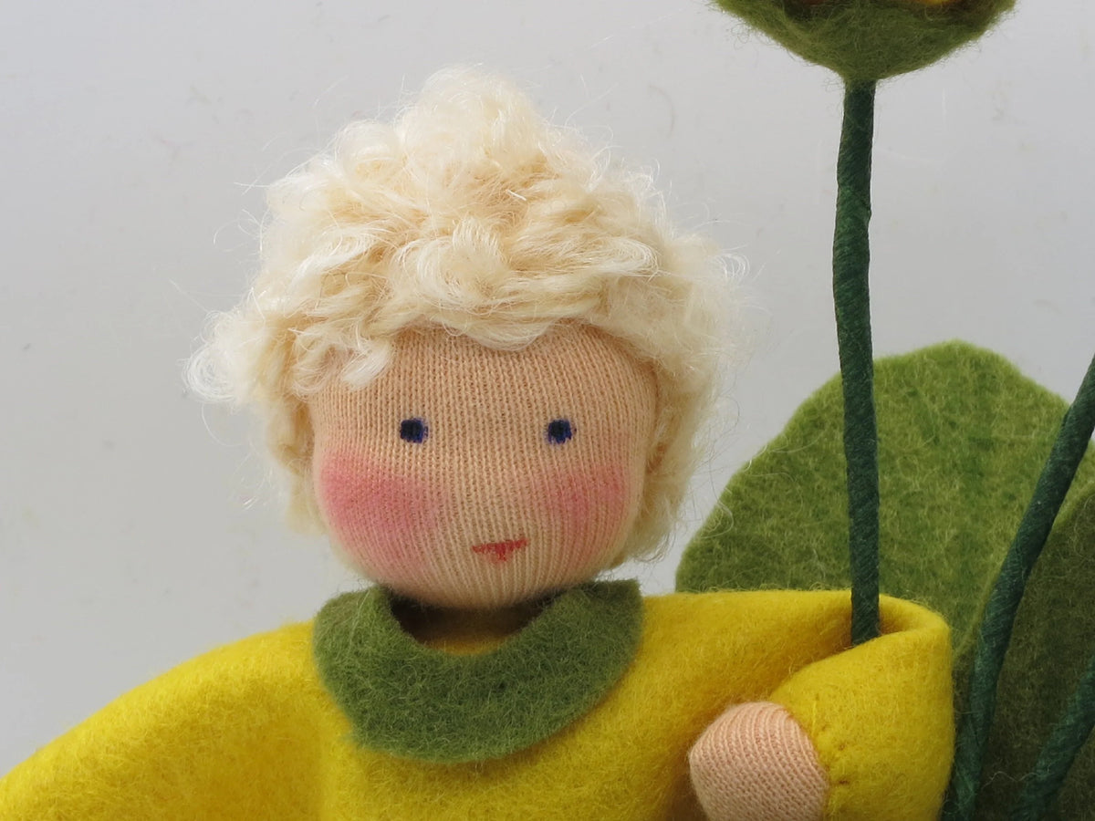 Gesicht des Primeljunge Blumenkindes, Nahaufnahme Wollfilz Waldorfpuppe blond