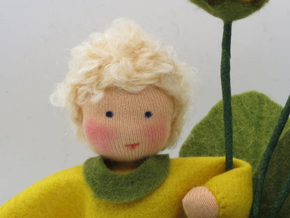 Gesicht des Primeljunge Blumenkindes, Nahaufnahme Wollfilz Waldorfpuppe blond